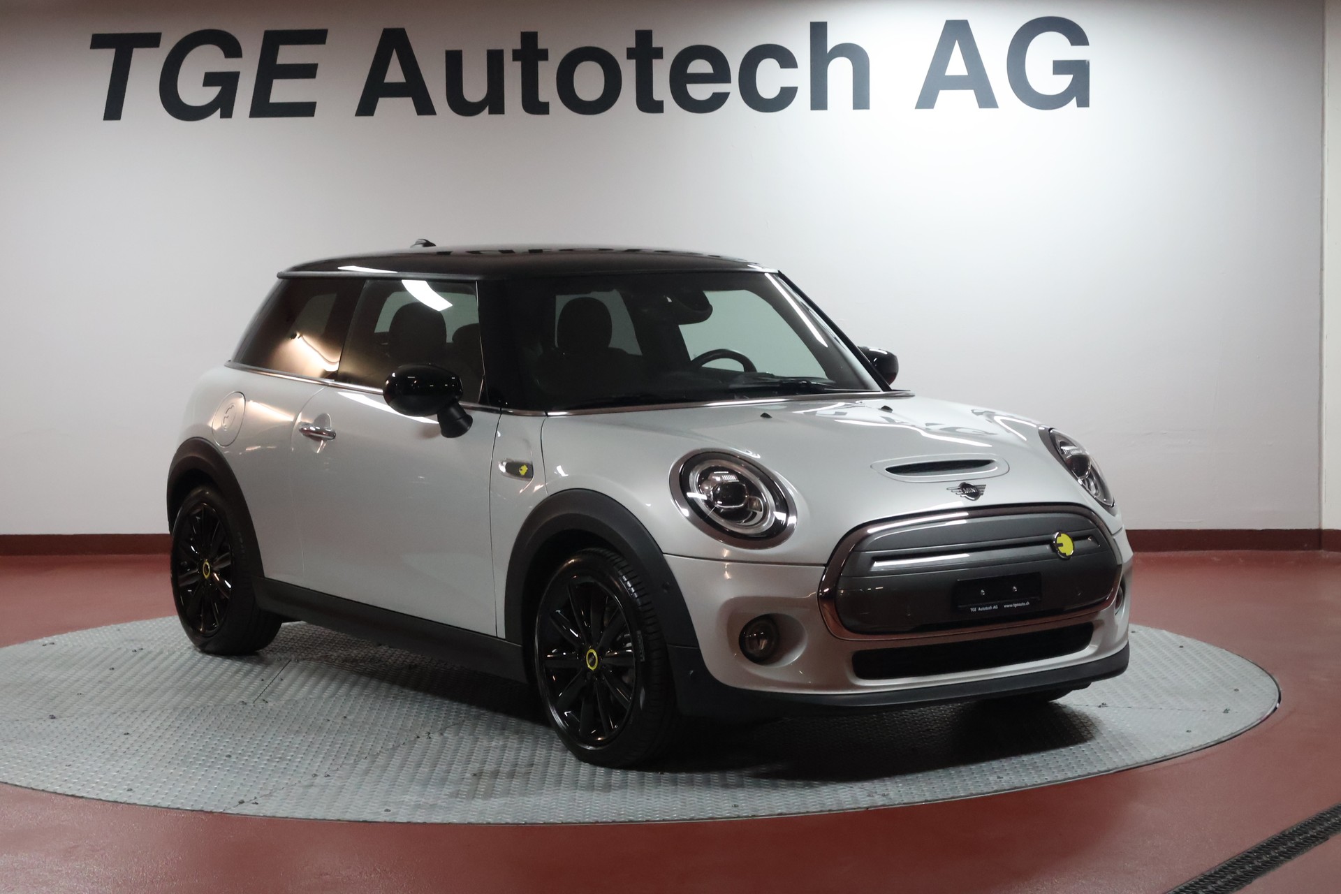 MINI Cooper SE-showroom-element-2