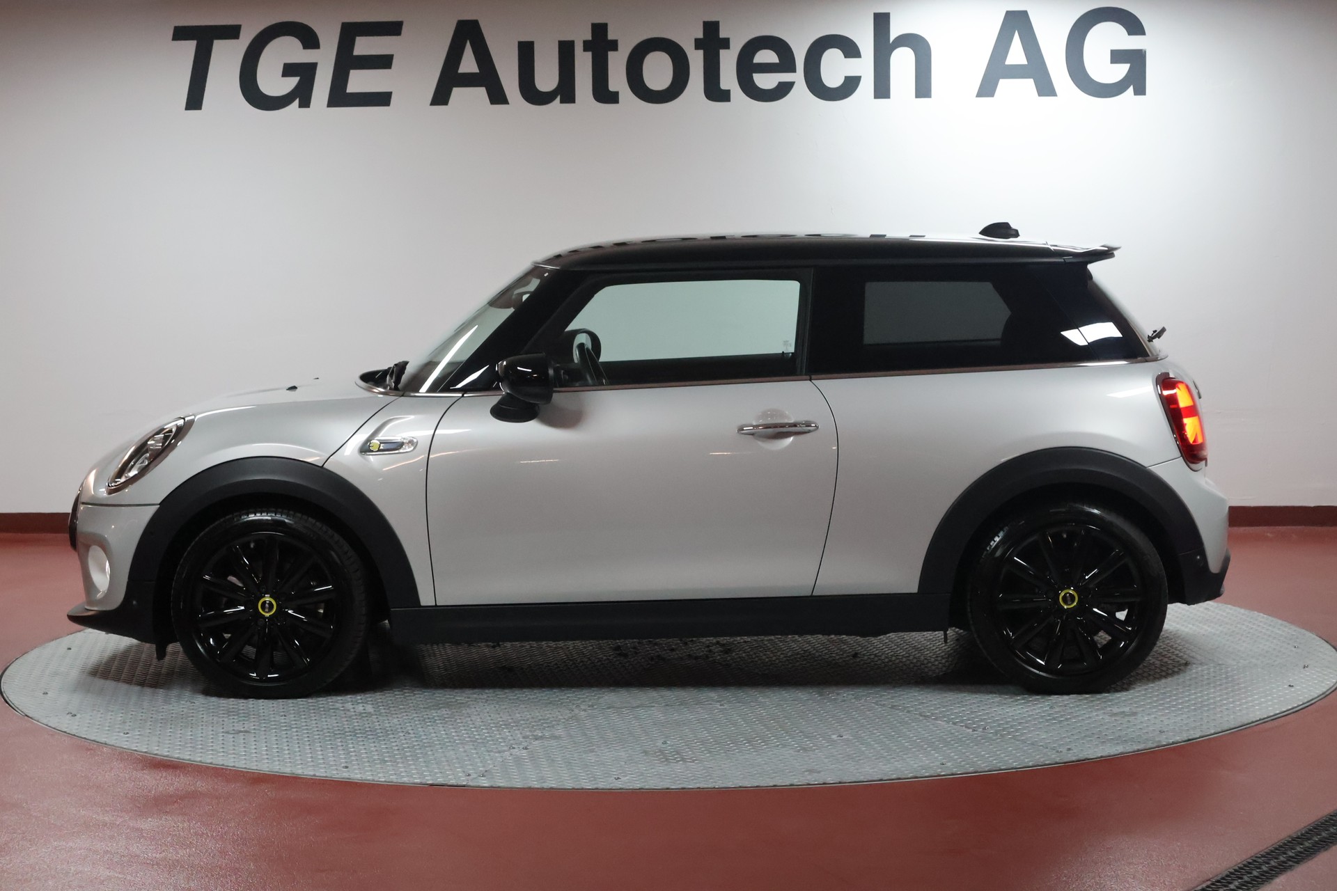 MINI Cooper SE-showroom-element-3