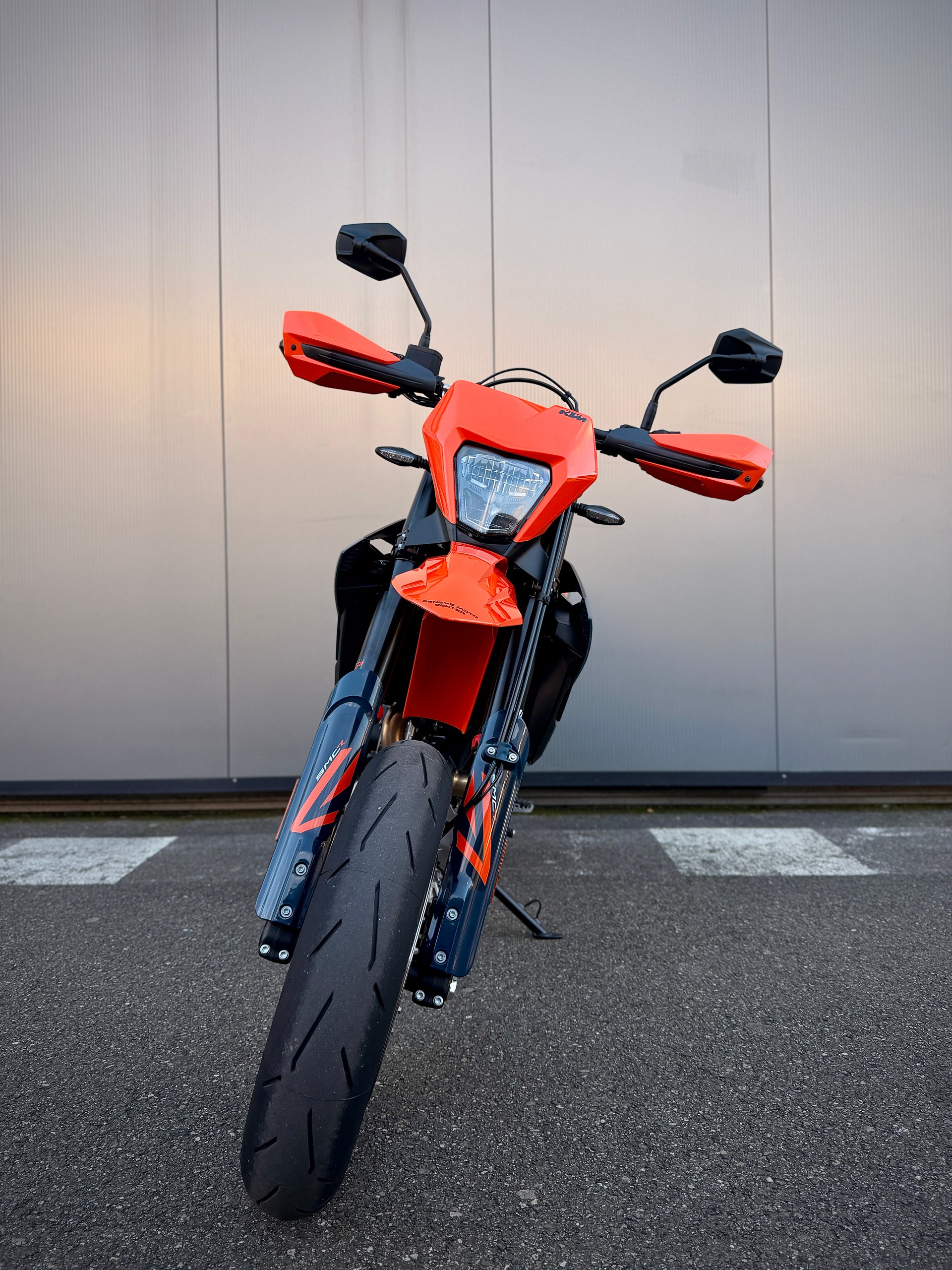 KTM 690 SMC R 2026-showroom-element-2