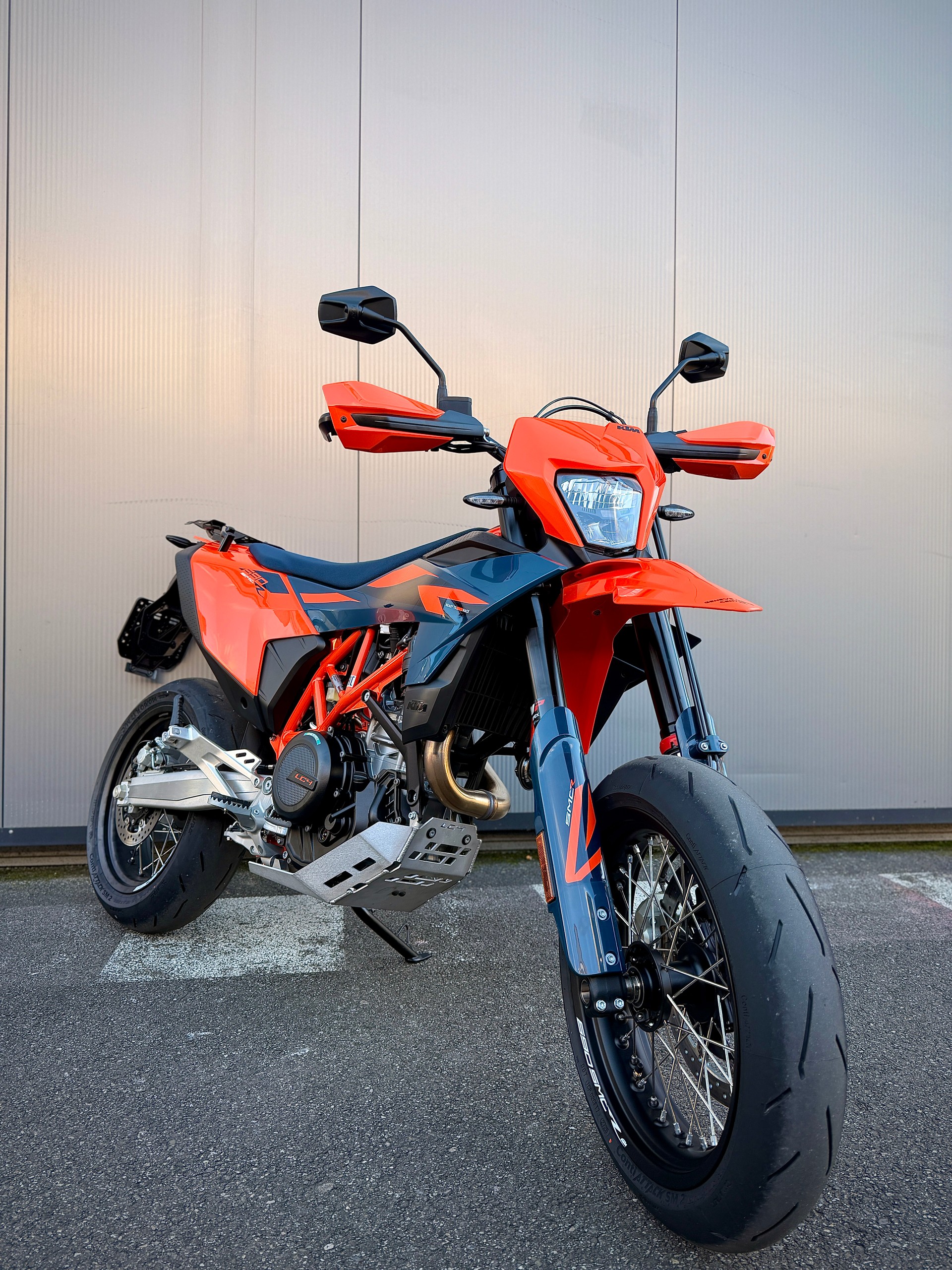 KTM 690 SMC R 2026-showroom-element-1
