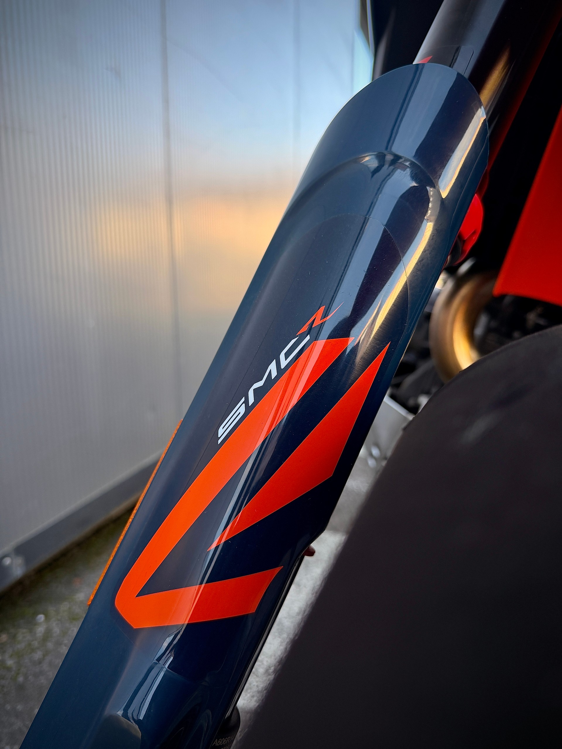 KTM 690 SMC R 2026-showroom-element-3