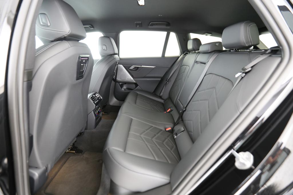 BMW 520d xDrive Touring-image-11