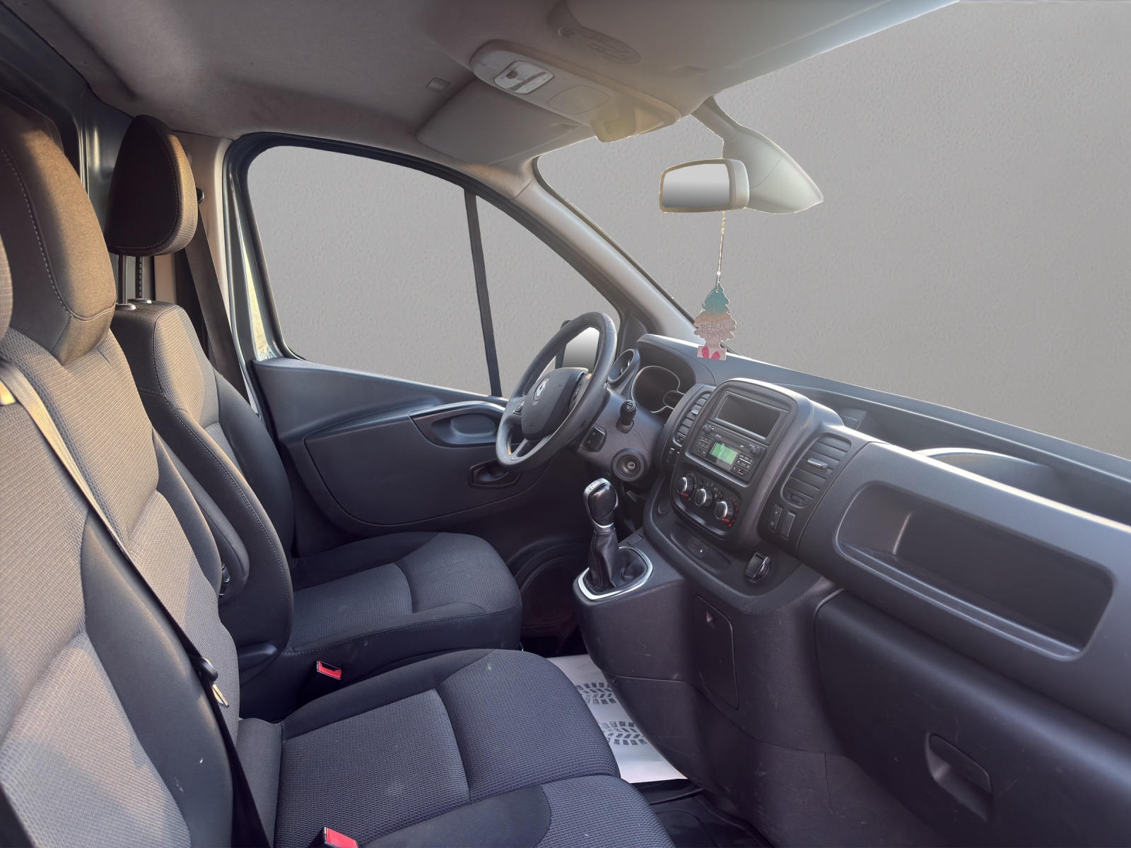 RENAULT Trafic 2.0 ENERGY dCi145 3.0t Business L1H1 A-image-8