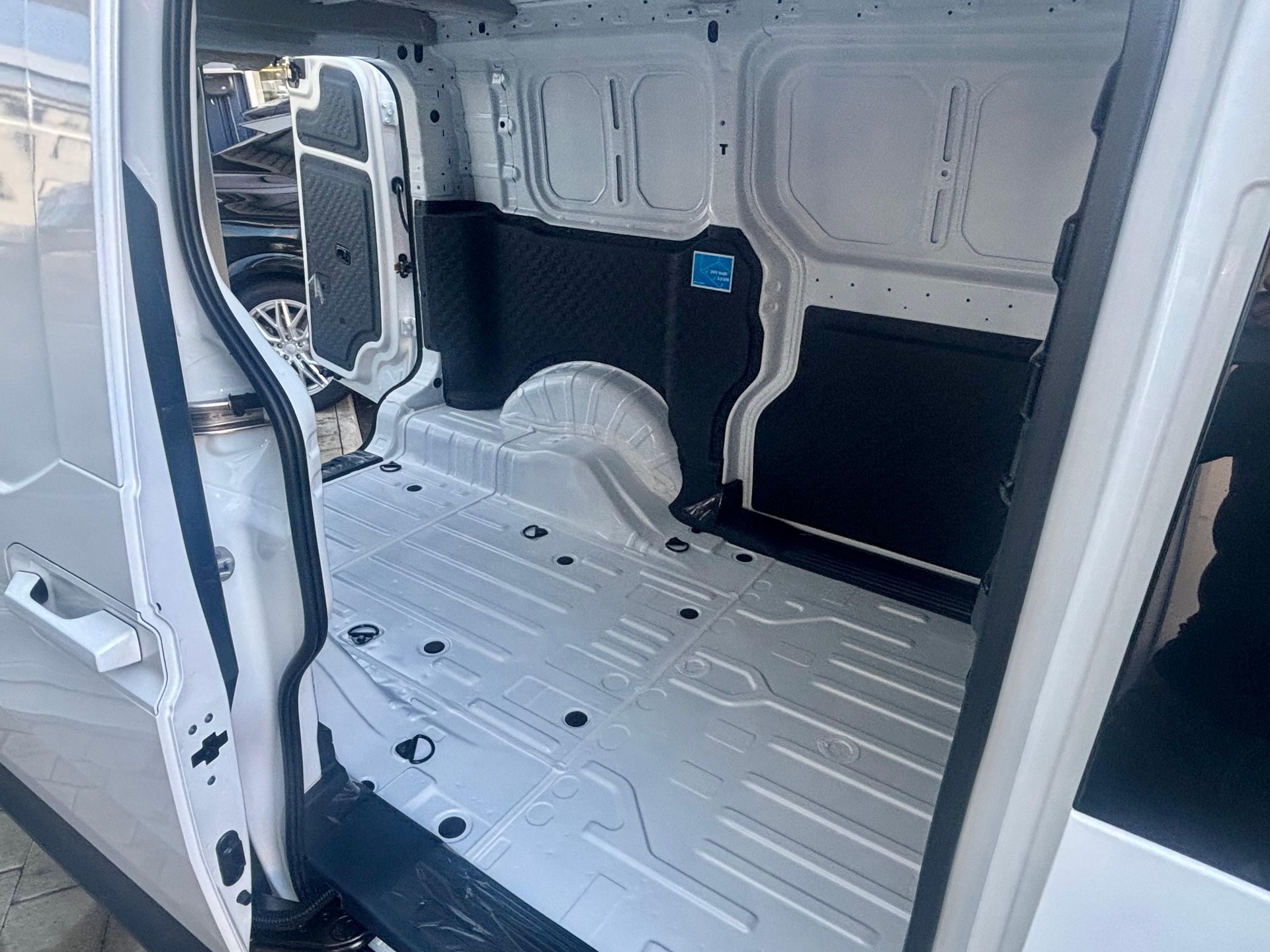 KIA PV5 Cargo 71.2 kWh Elite-image-8