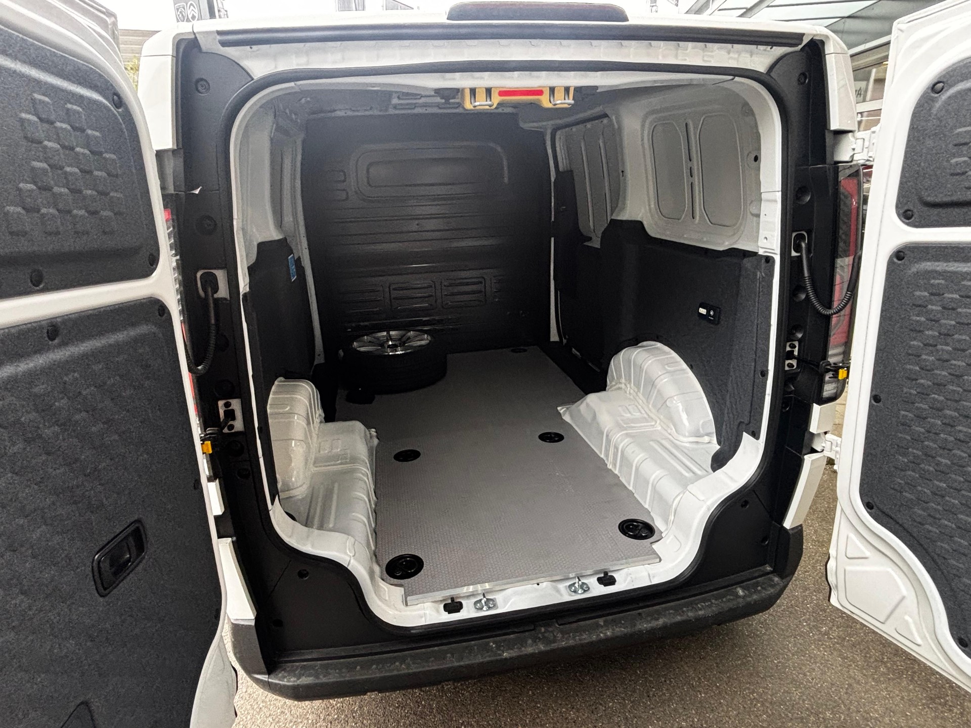 KIA PV5 Cargo 71.2 kWh Elite-image-10