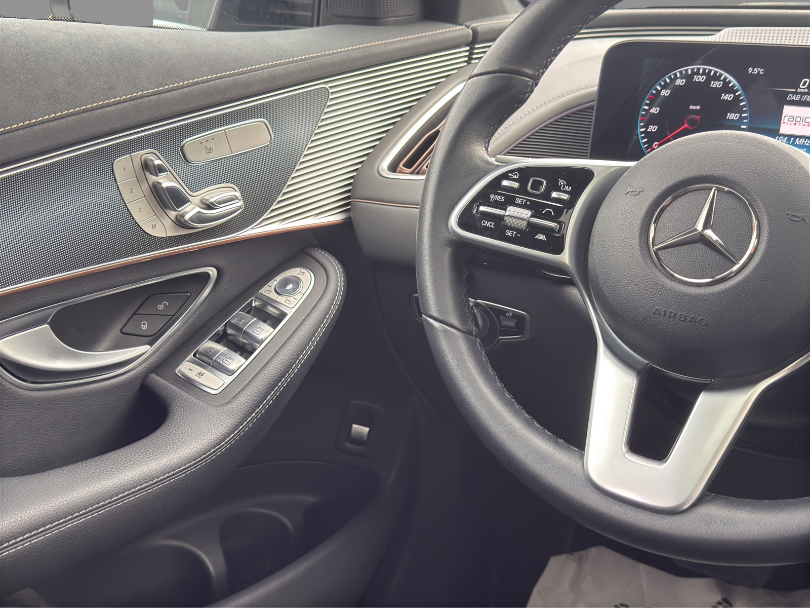 MERCEDES-BENZ EQC 400 4Matic EQ Star-image-12