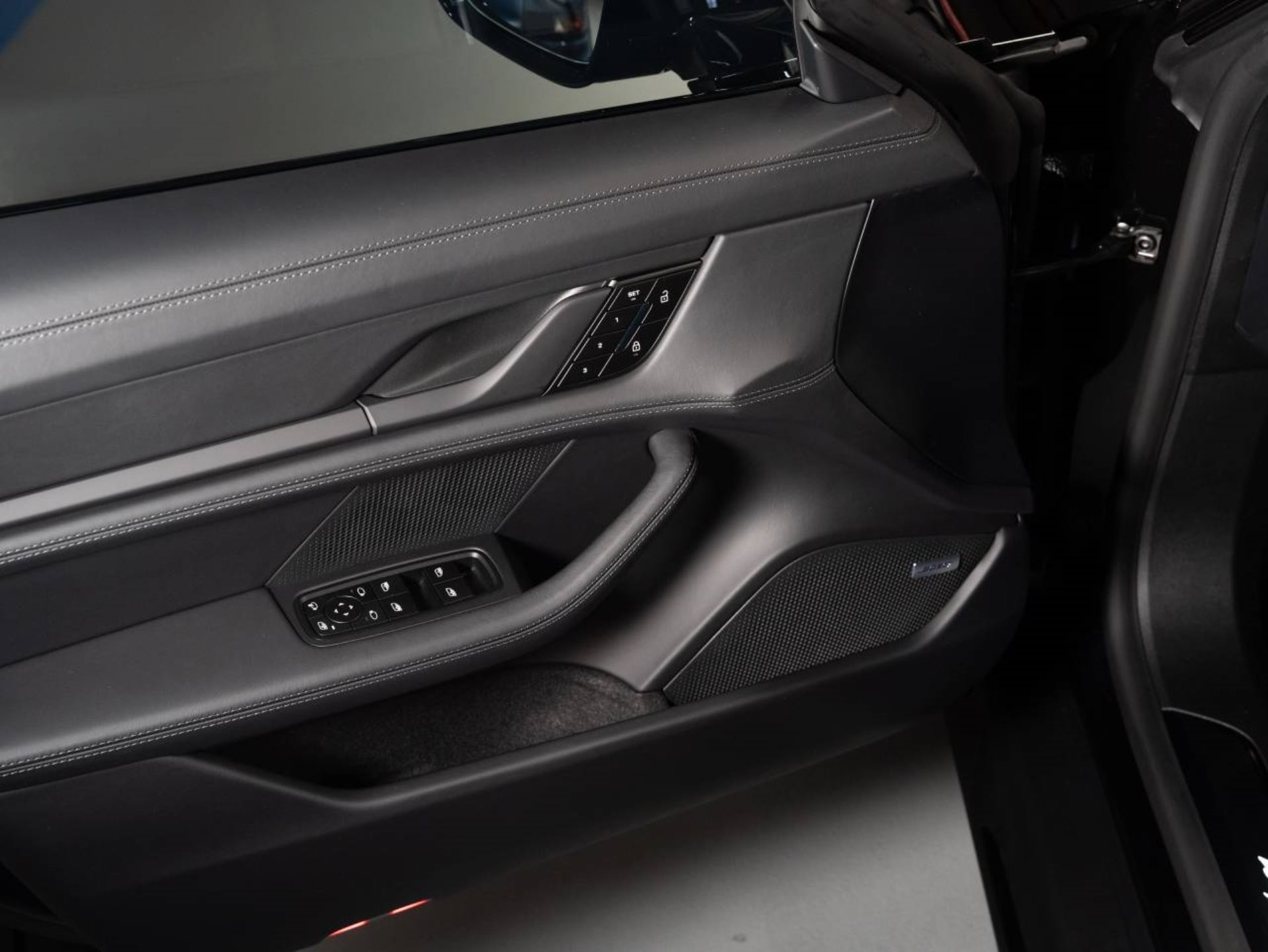 PORSCHE Taycan 4 Black Edition-image-13