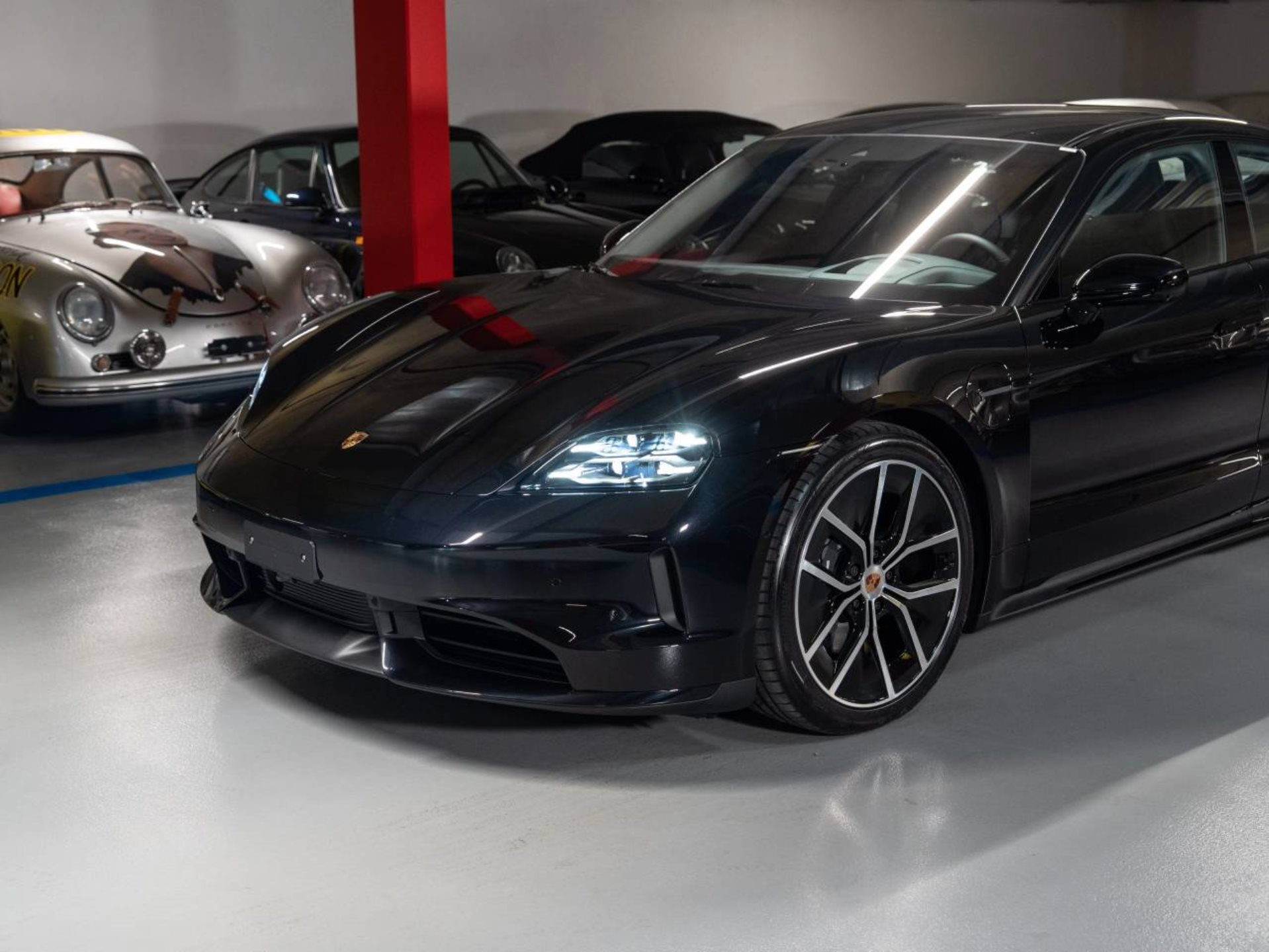 PORSCHE Taycan 4 Black Edition-image-6
