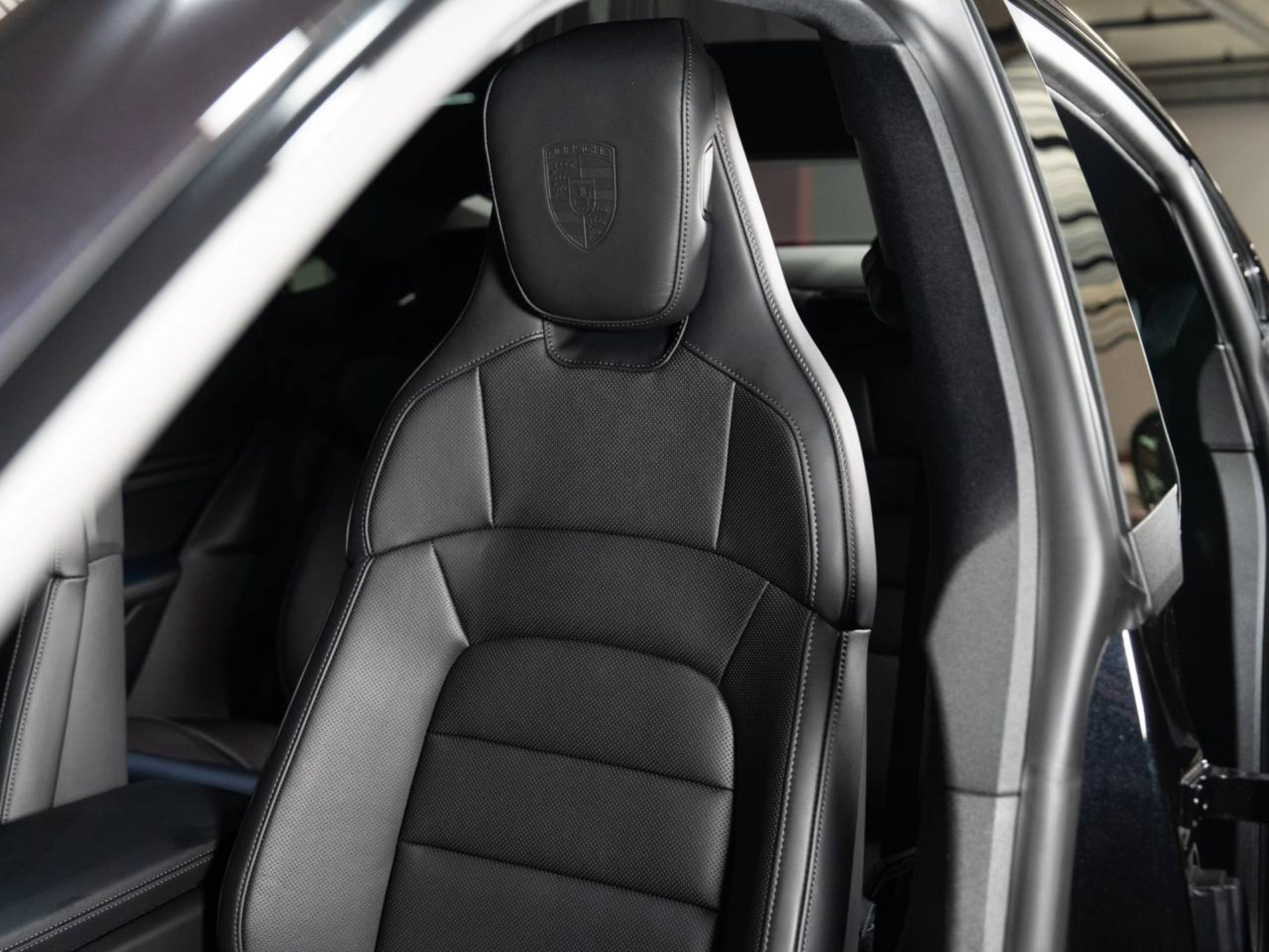 PORSCHE Taycan 4 Black Edition-image-10