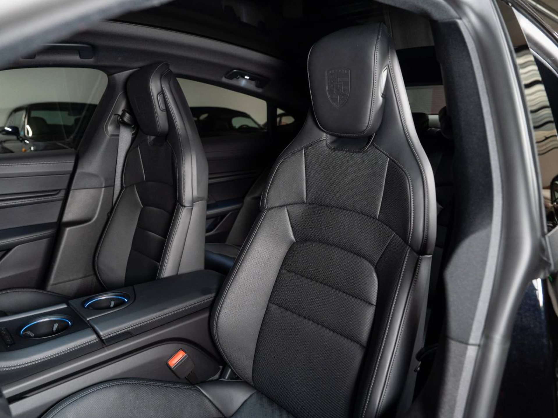 PORSCHE Taycan 4 Black Edition-image-9