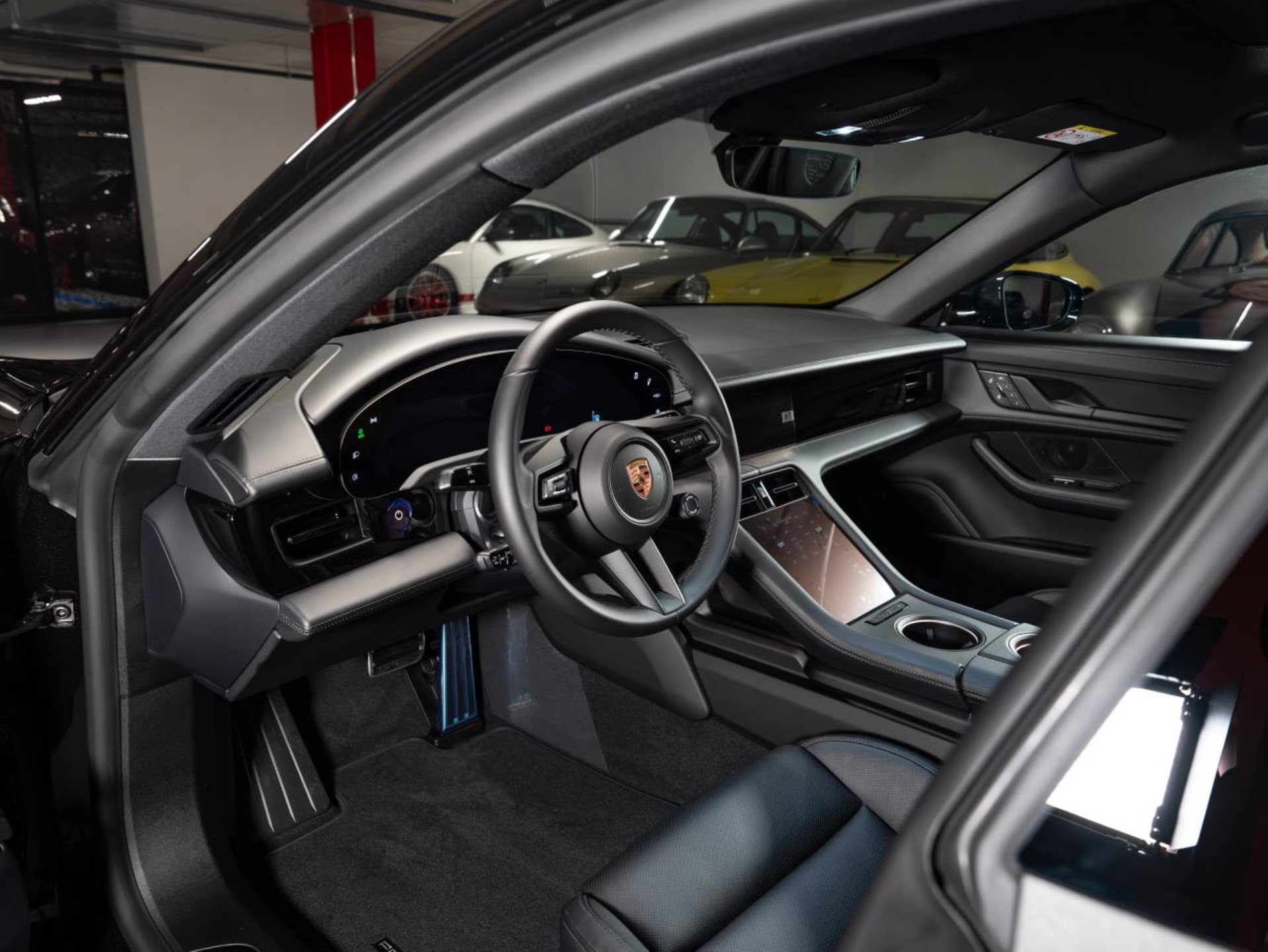 PORSCHE Taycan 4 Black Edition-image-8