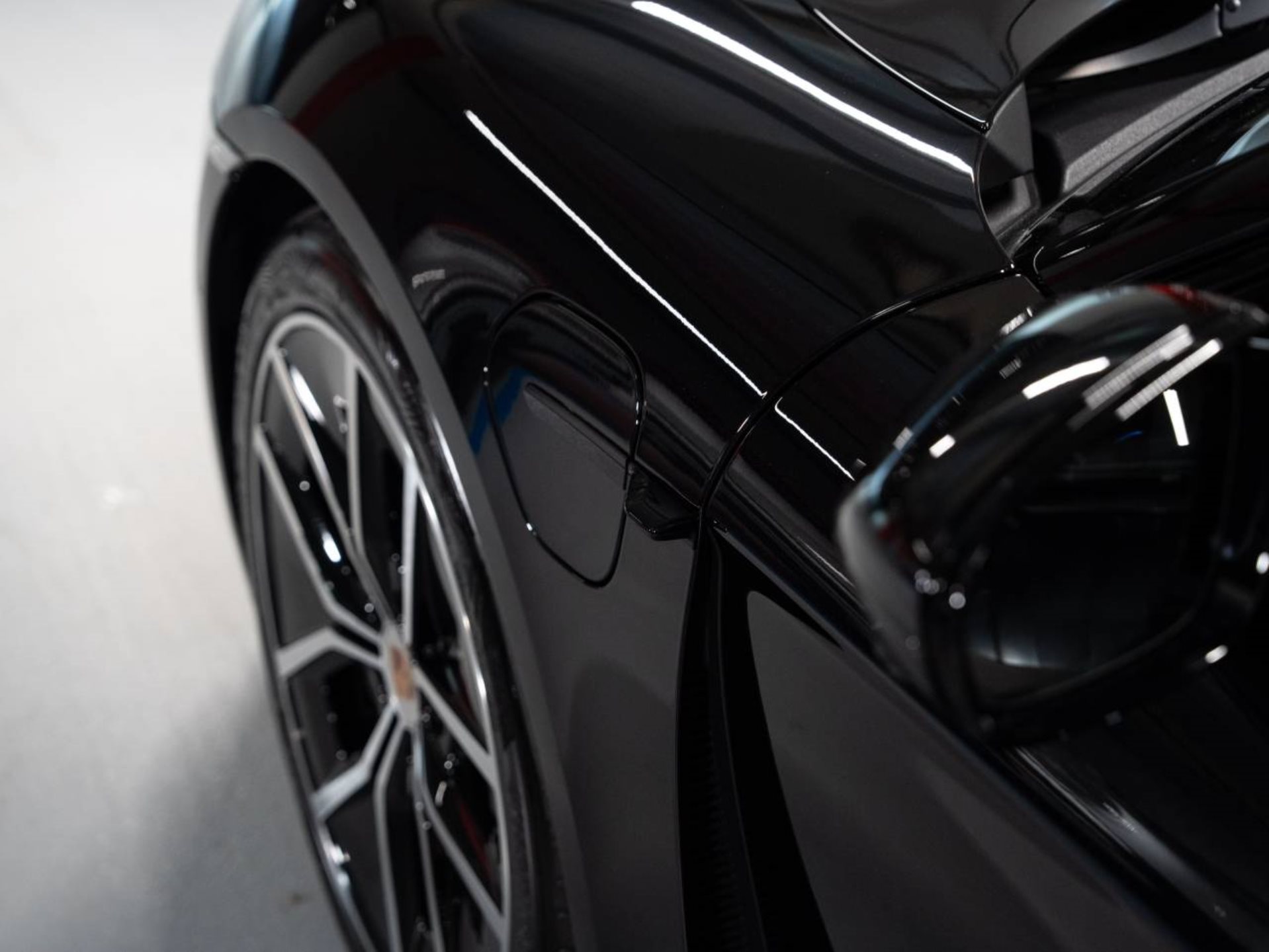 PORSCHE Taycan 4 Black Edition-image-18