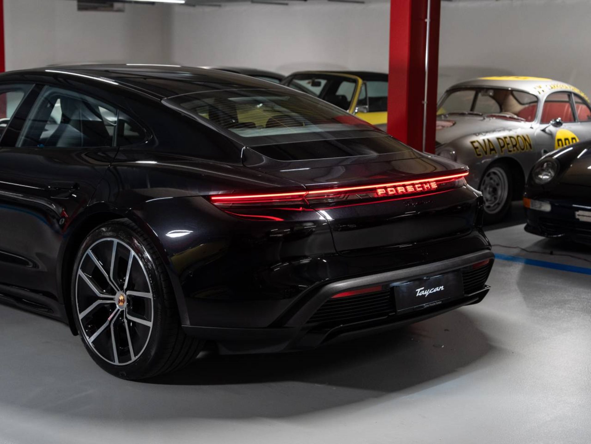 PORSCHE Taycan 4 Black Edition-image-7