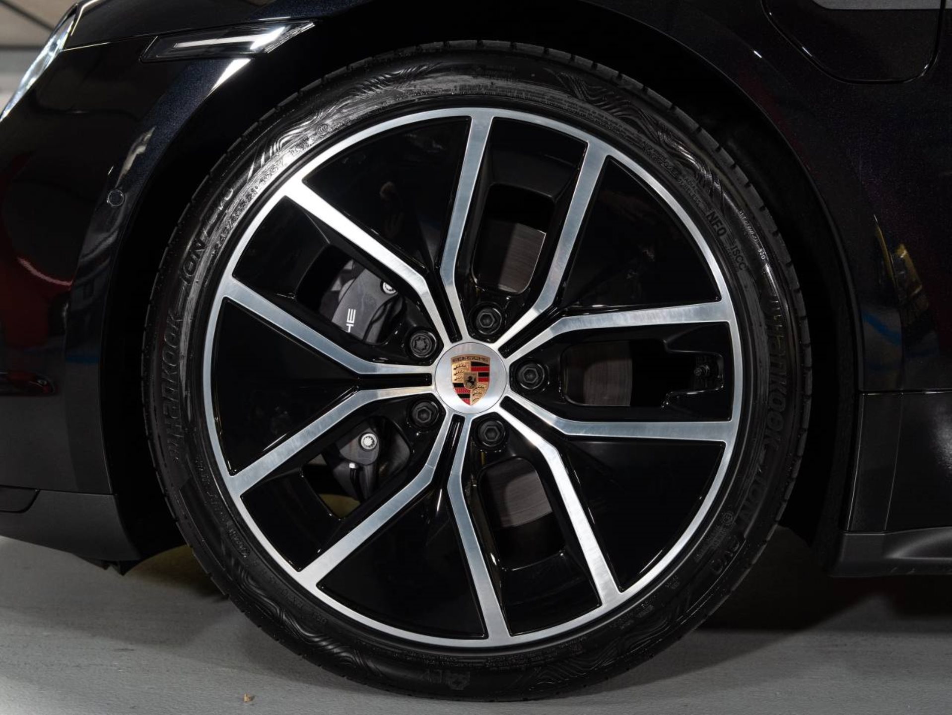 PORSCHE Taycan 4 Black Edition-image-20