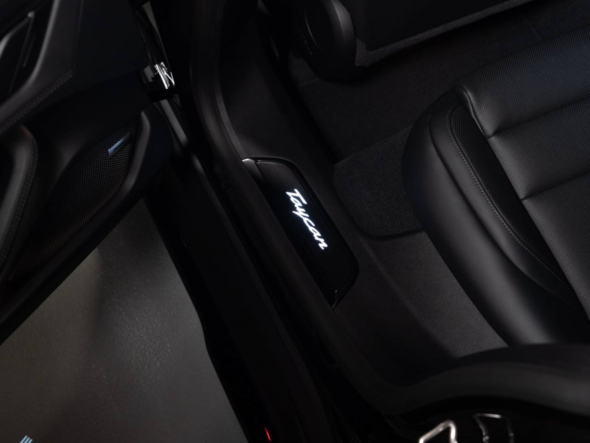 PORSCHE Taycan 4 Black Edition-image-15