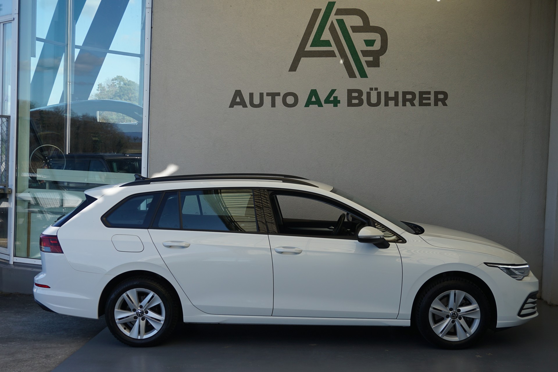 VW Golf 8 Variant 2.0 TDI Life DSG-Automat "aus erster Hand+CH-Auto"-image-4