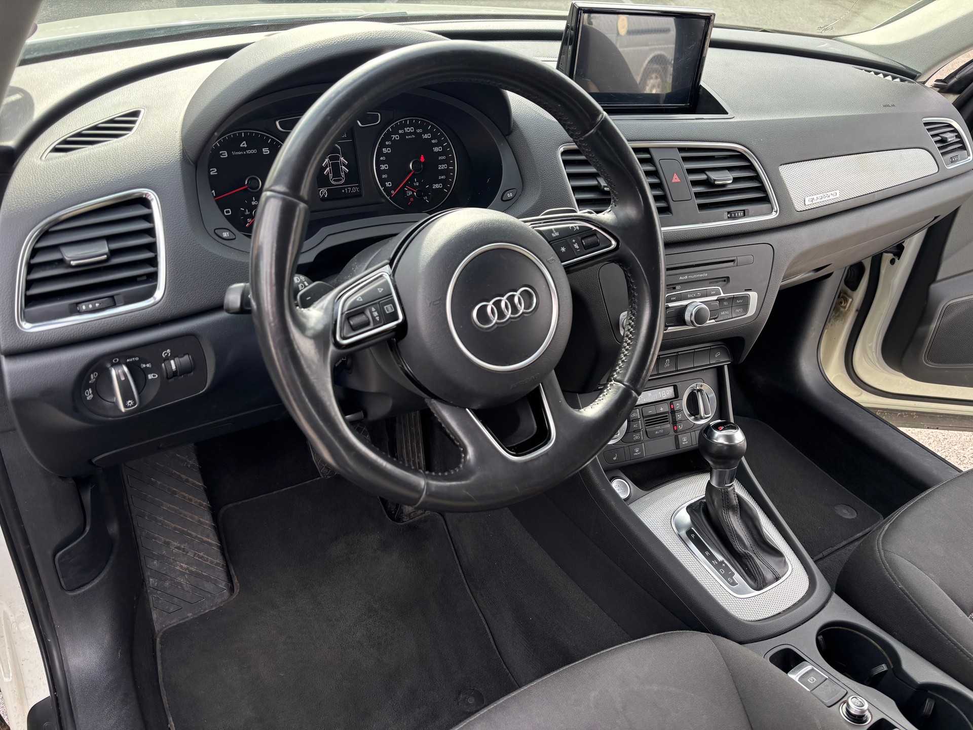 AUDI Q3 2.0 TFSI quattro S-tronic-image-9