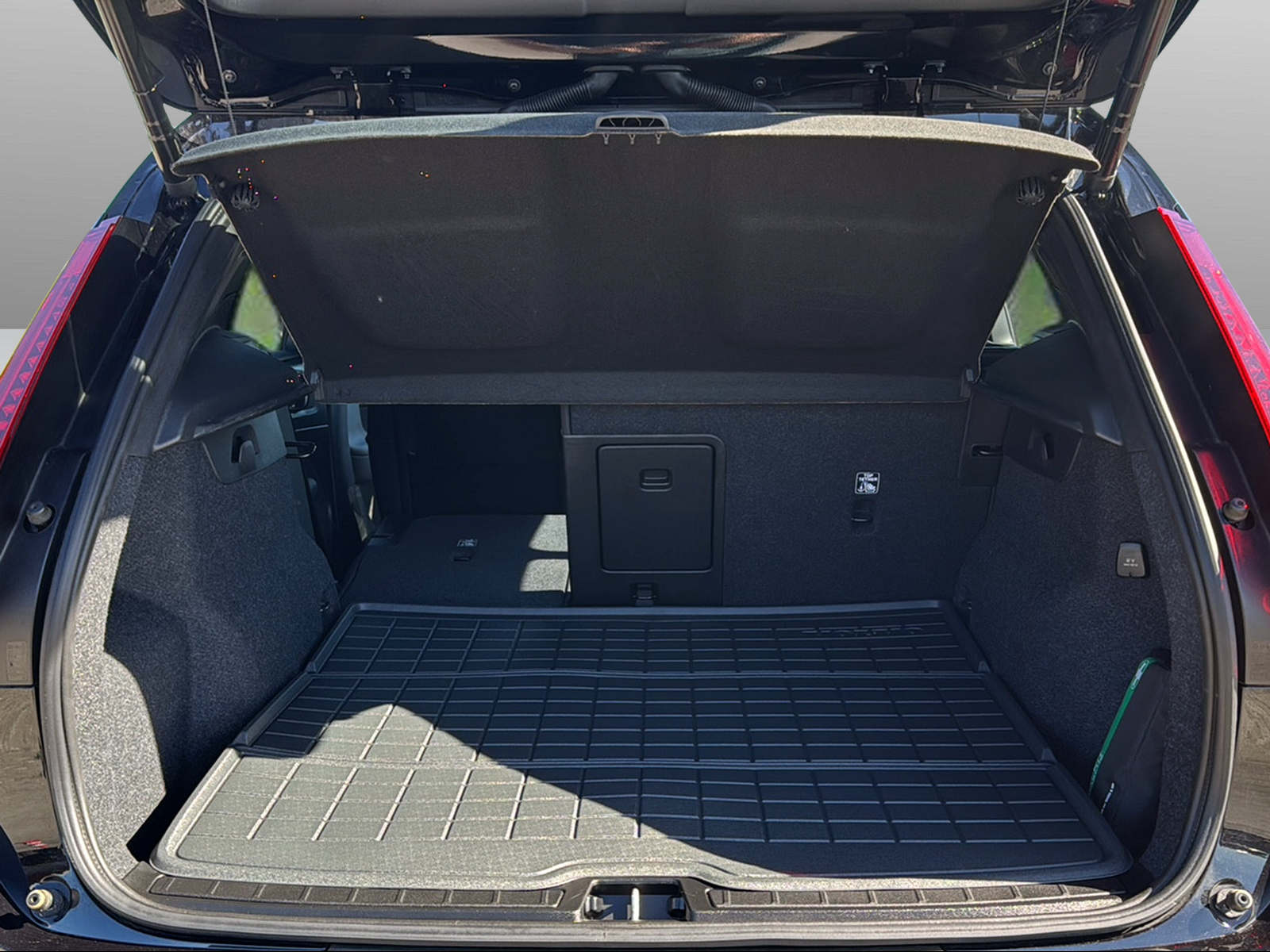 VOLVO XC40 2.0 B3 MH Plus Dark-image-15
