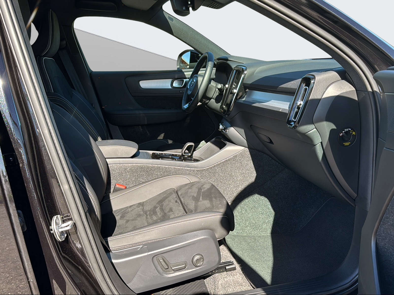 VOLVO XC40 2.0 B3 MH Plus Dark-image-14