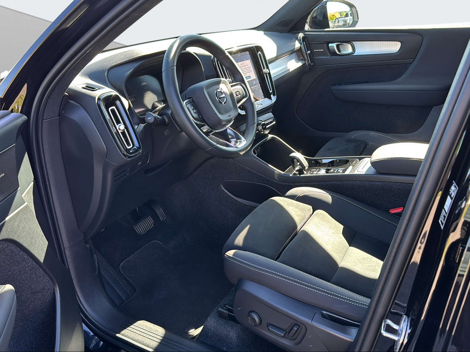 VOLVO XC40 2.0 B3 MH Plus Dark-image-9