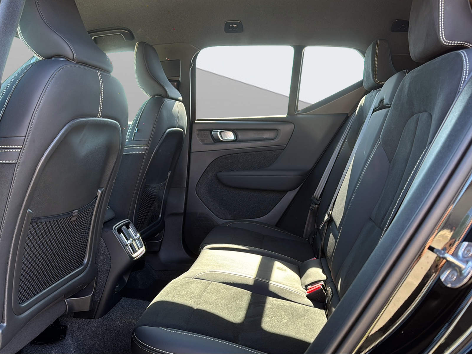 VOLVO XC40 2.0 B3 MH Plus Dark-image-13