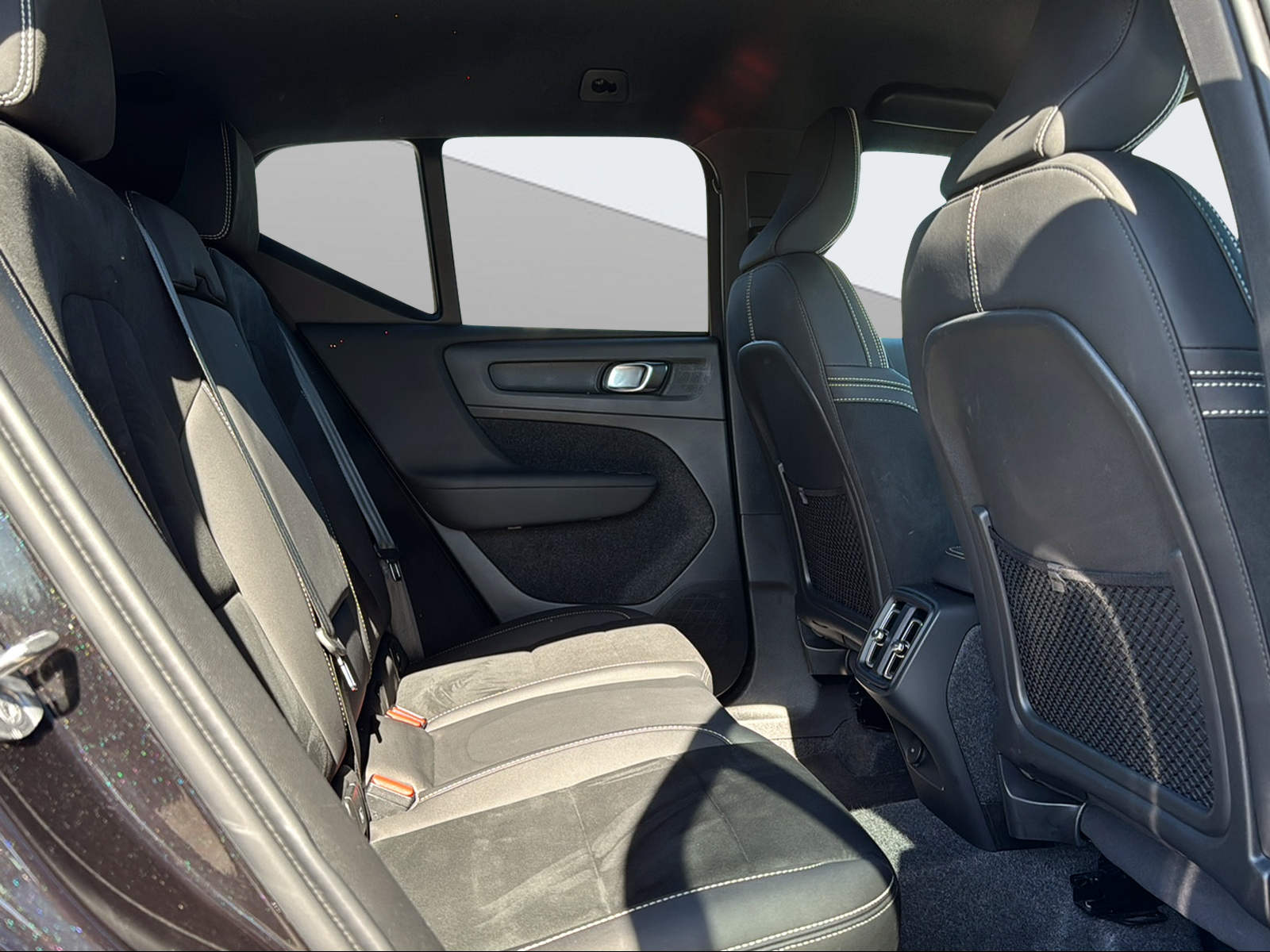 VOLVO XC40 2.0 B3 MH Plus Dark-image-10