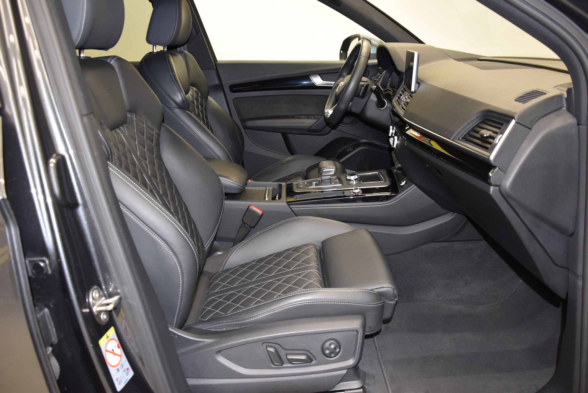 AUDI Q5 55 TFSI e S-Line quattro-image-2