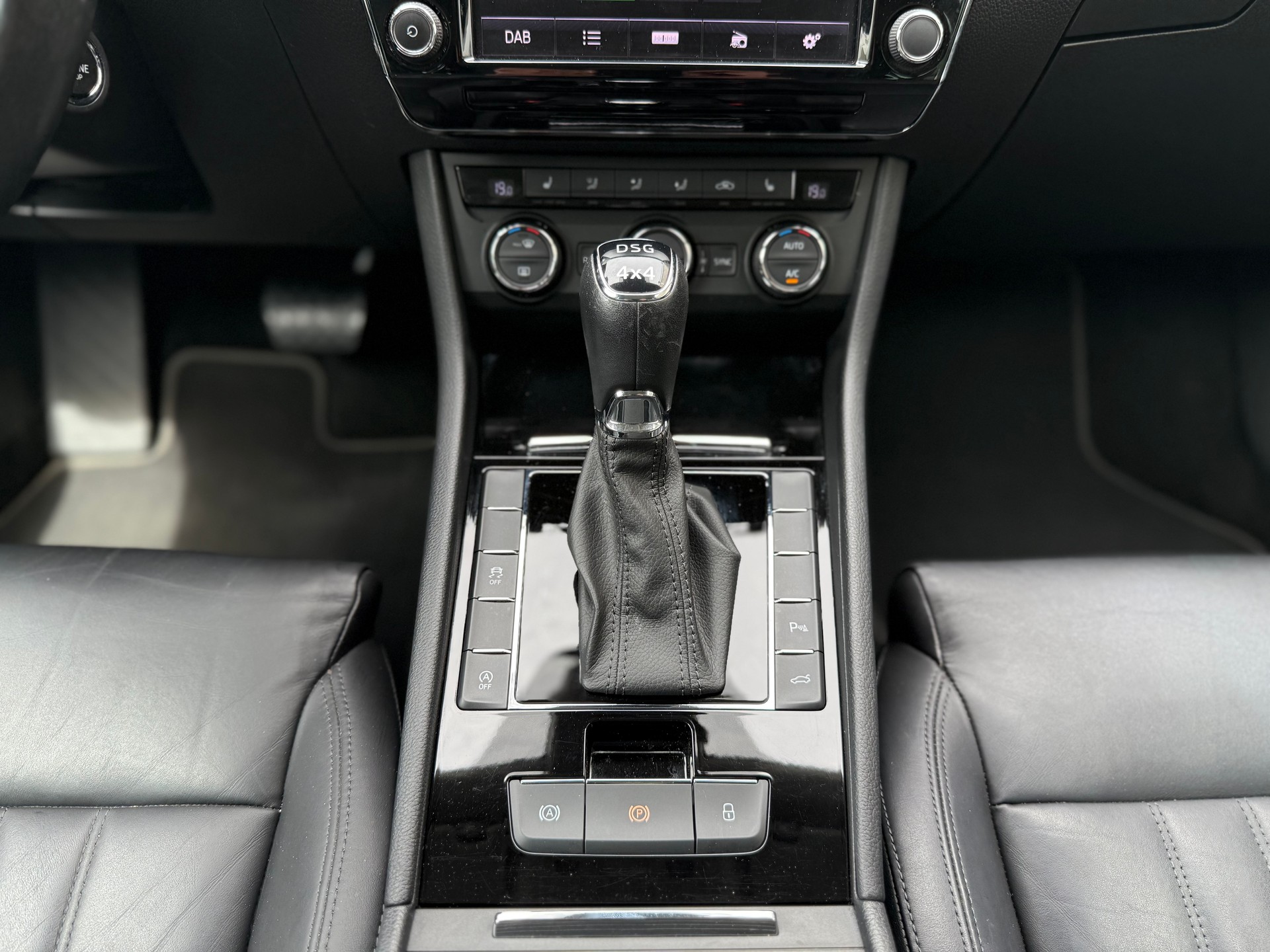SKODA Superb Combi 2.0 TDi Style 4x4 DSG-image-19