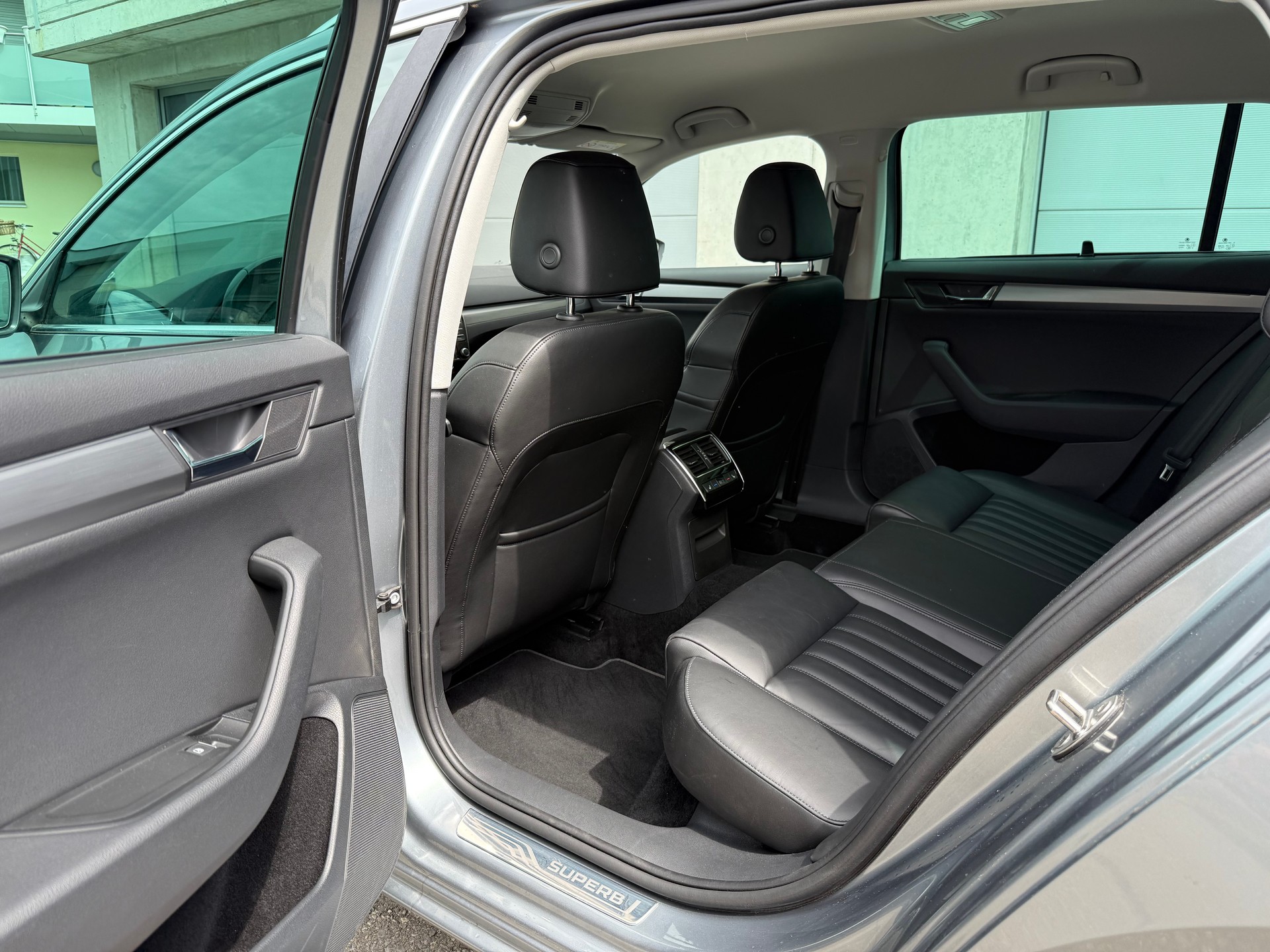 SKODA Superb Combi 2.0 TDi Style 4x4 DSG-image-23