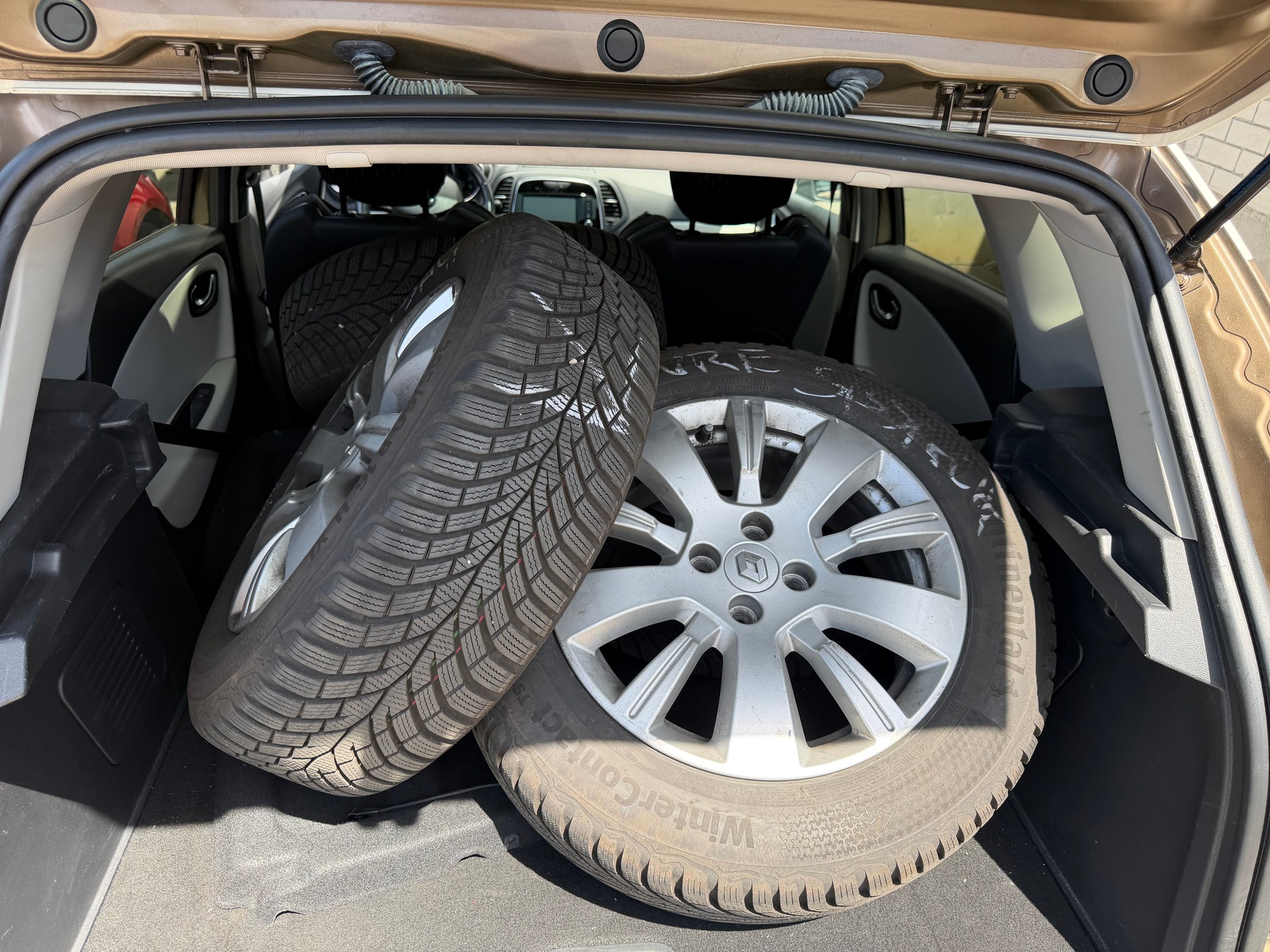 RENAULT Captur 1.2 T 16V Intens EDC-image-12