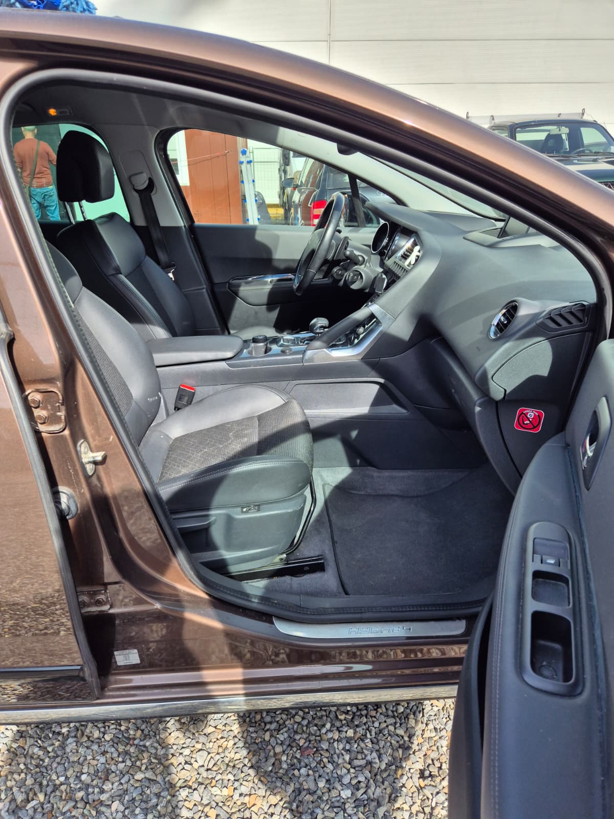 PEUGEOT 3008 HYbrid4 2.0 HDI ETG6-image-11