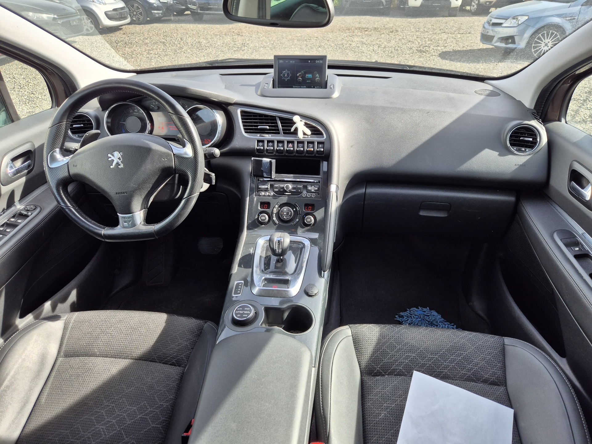 PEUGEOT 3008 HYbrid4 2.0 HDI ETG6-image-9