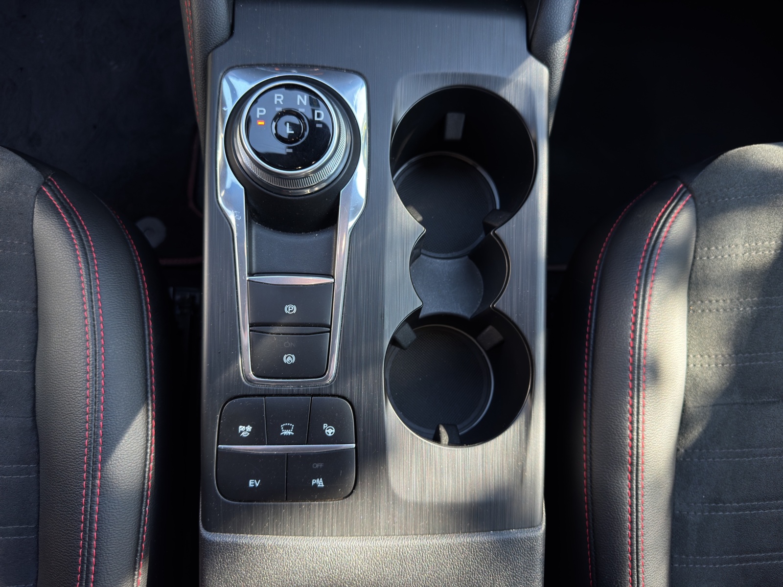 FORD Kuga 2.5 Plug-in Hybrid ST-Line X-image-13