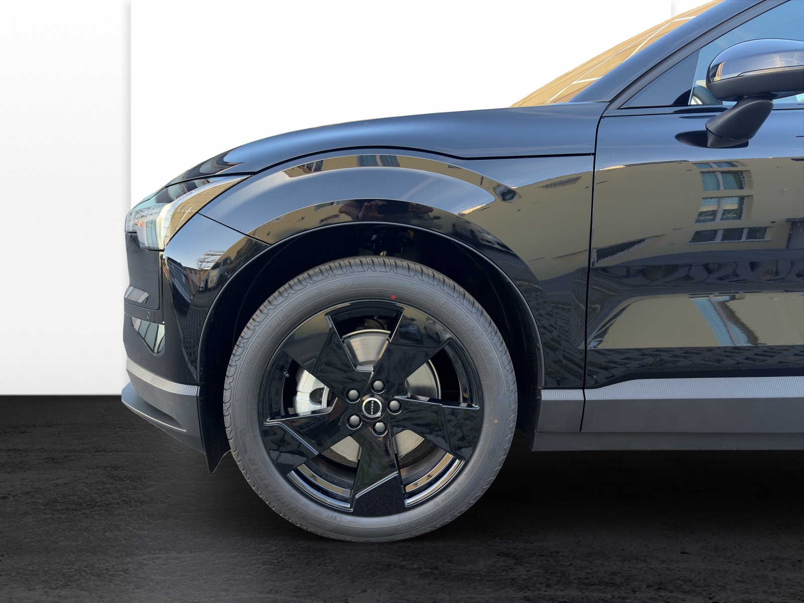 VOLVO EX30 E60 Plus Swiss Black Edition-image-19