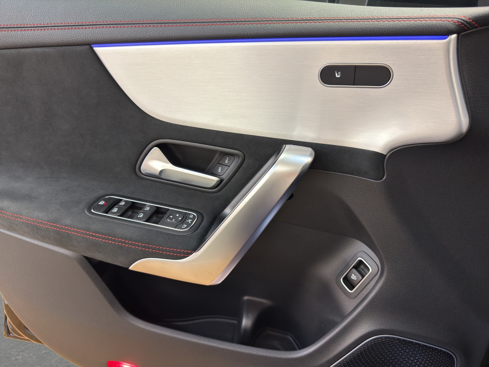 MERCEDES-BENZ CLA 200 - AMG / DISTRONIC / Rückfahrkamera / Panorama-Dach / Soundsystem-image-12