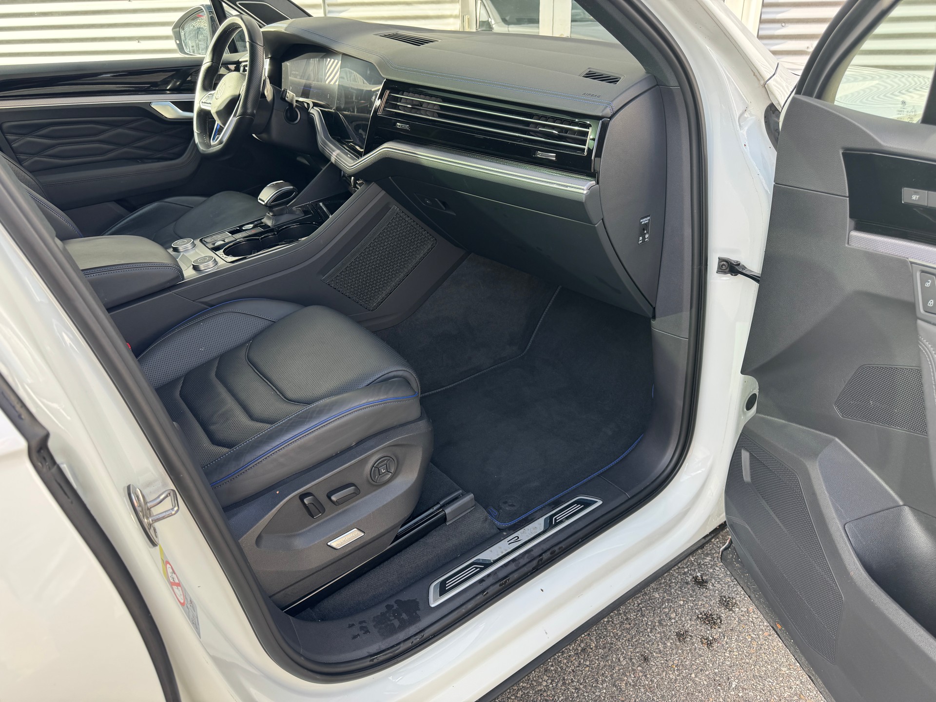 VW Touareg 3.0 TSI eHybrid R Tiptronic-image-2