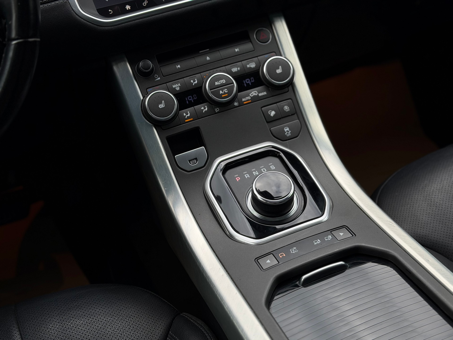 LAND ROVER Range Rover Evoque 2.0 Si4 SE Dynamic AT9-image-17