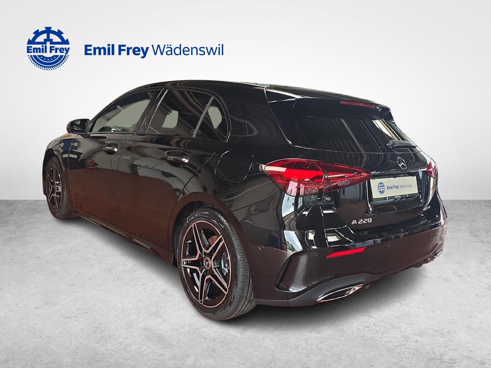 MERCEDES-BENZ A 220 4MATIC AMG Line-image-2