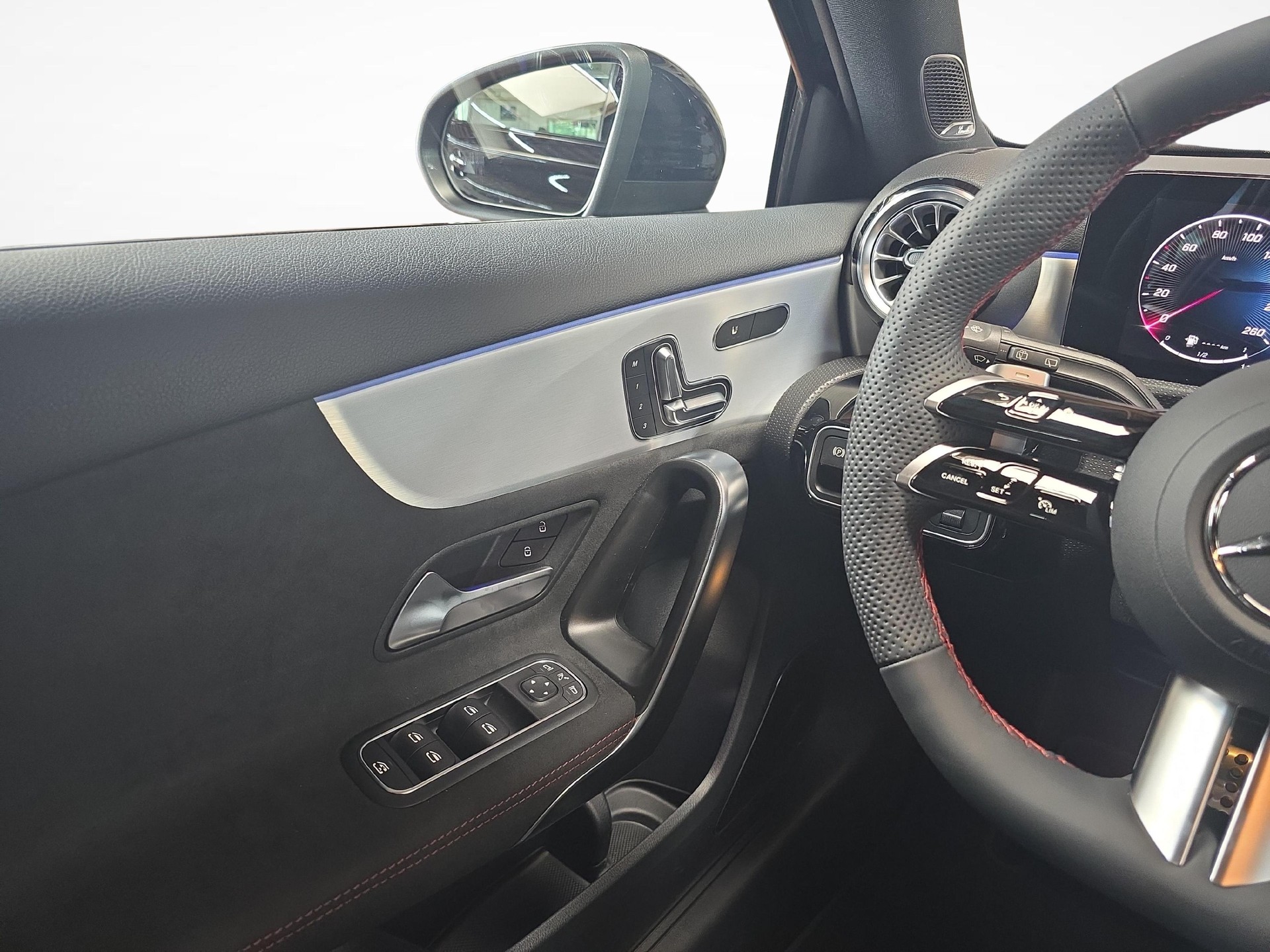 MERCEDES-BENZ A 220 4MATIC AMG Line-image-6