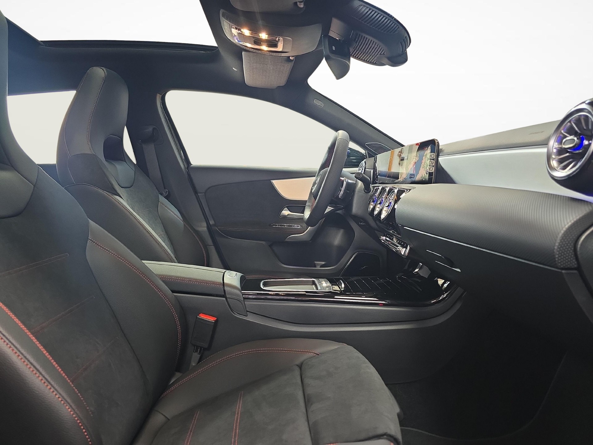 MERCEDES-BENZ A 220 4MATIC AMG Line-image-7