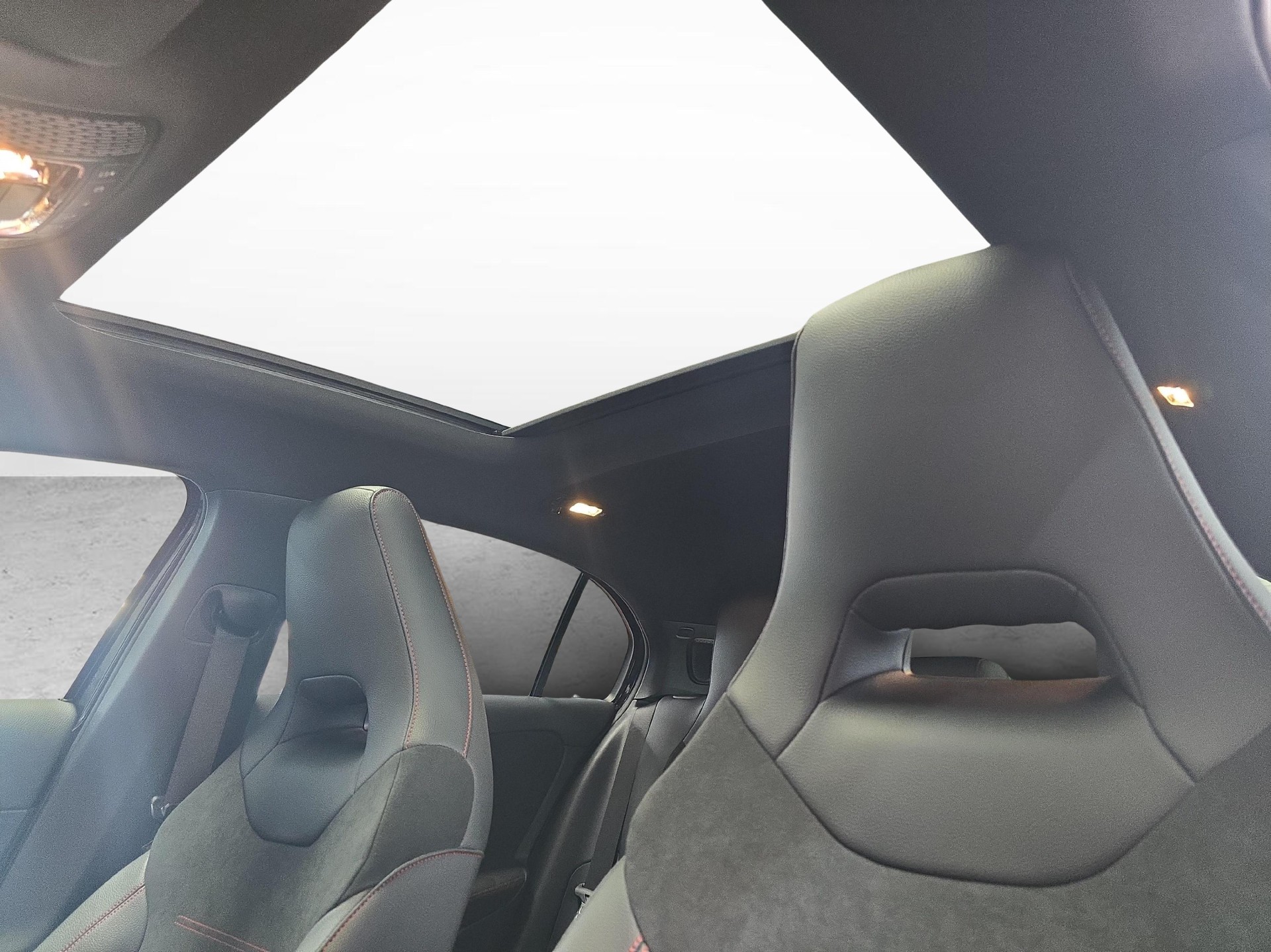 MERCEDES-BENZ A 220 4MATIC AMG Line-image-8