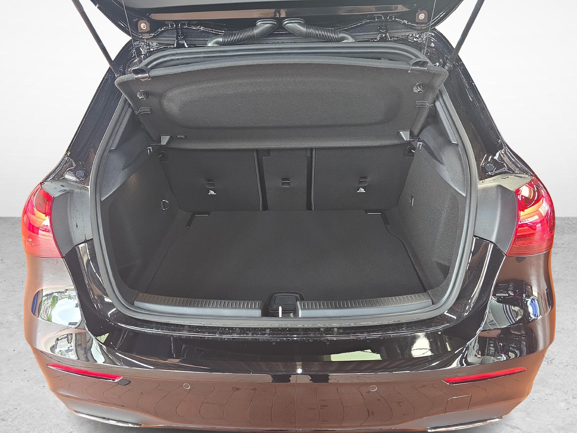 MERCEDES-BENZ A 220 4MATIC AMG Line-image-10