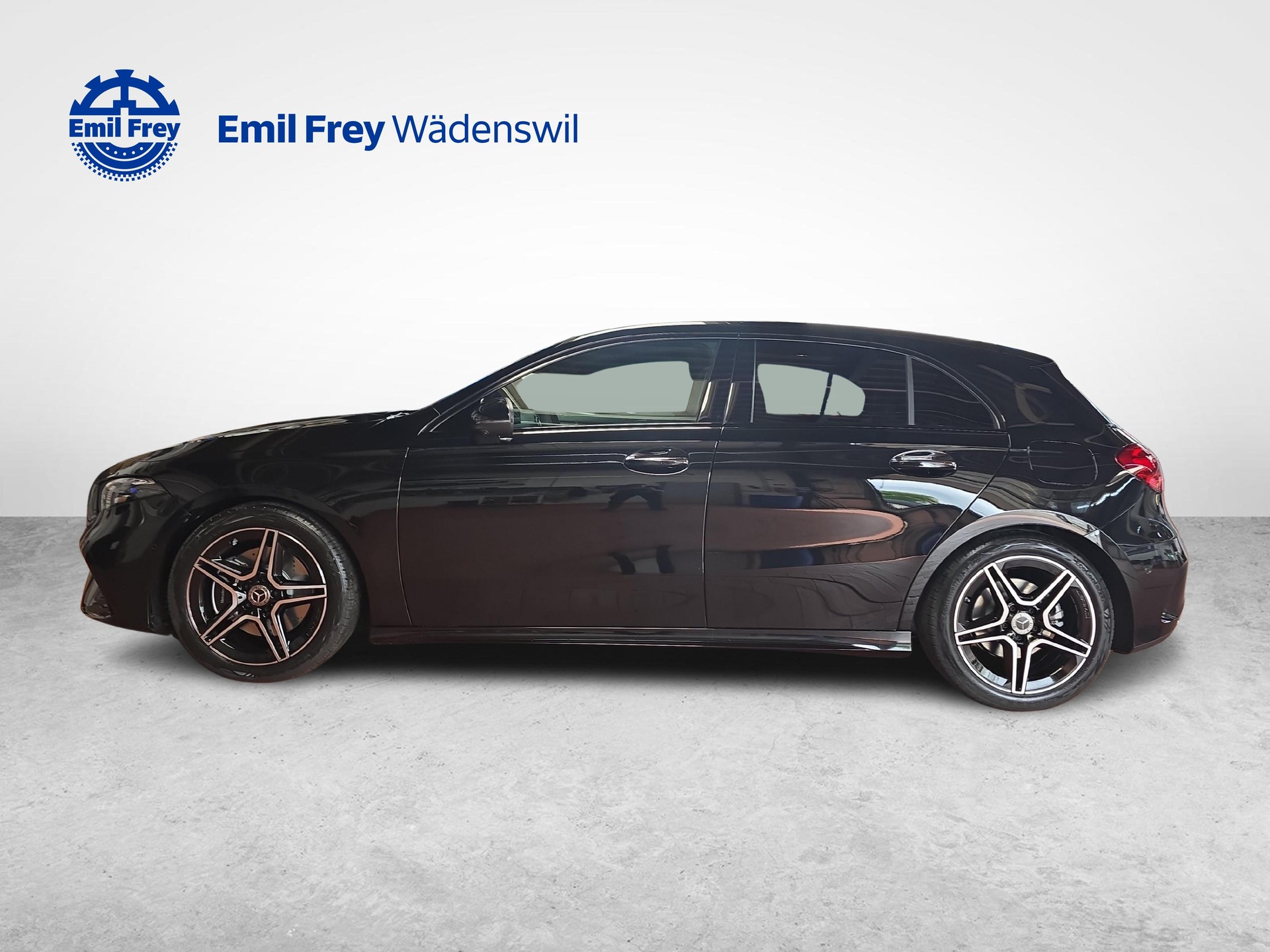 MERCEDES-BENZ A 220 4MATIC AMG Line-image-1