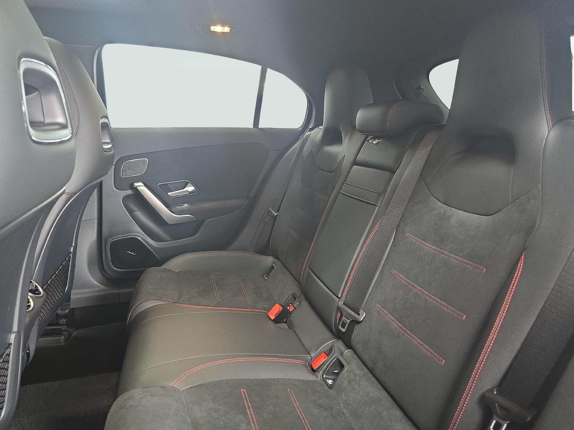 MERCEDES-BENZ A 220 4MATIC AMG Line-image-9
