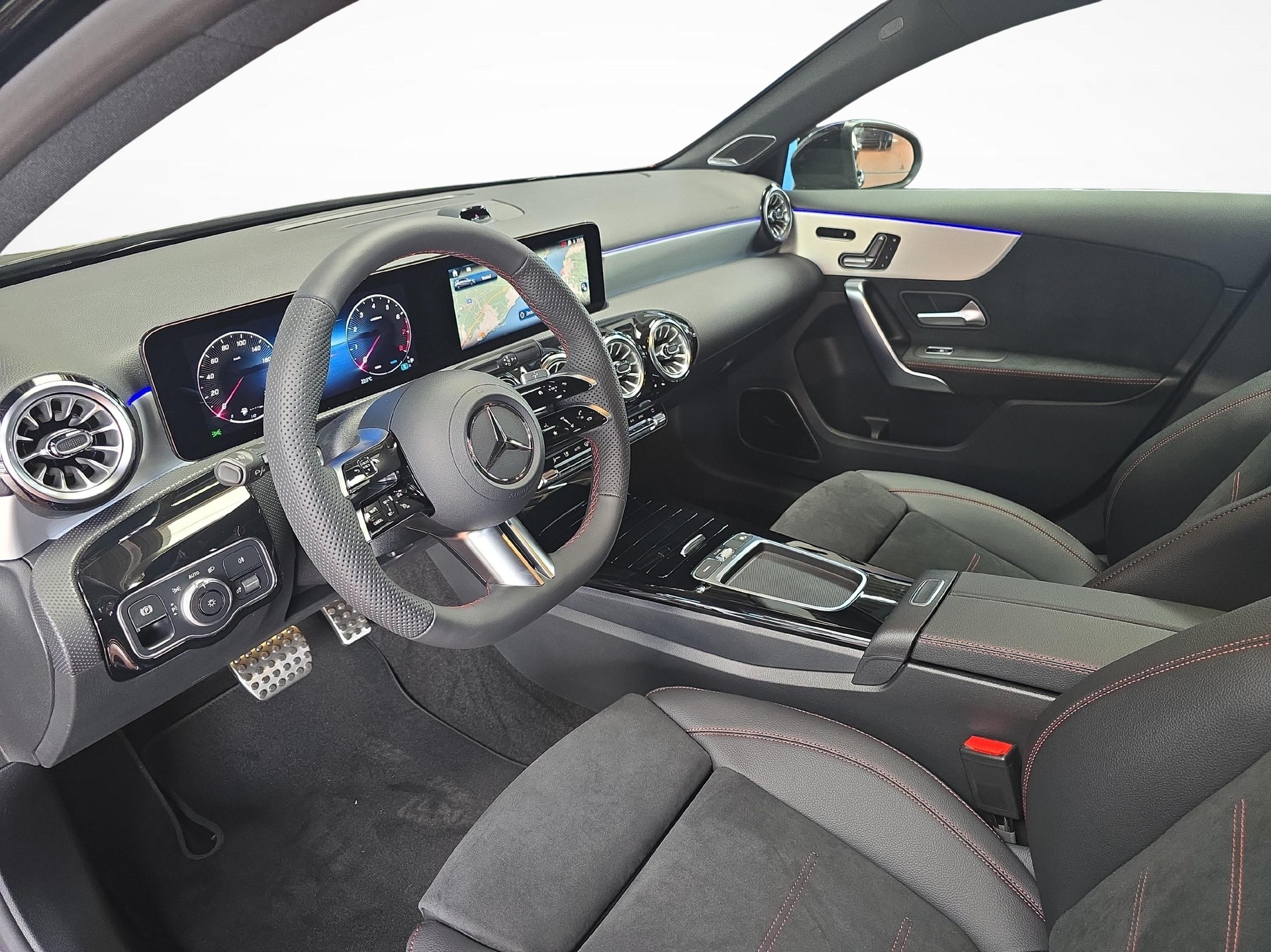 MERCEDES-BENZ A 220 4MATIC AMG Line-image-4