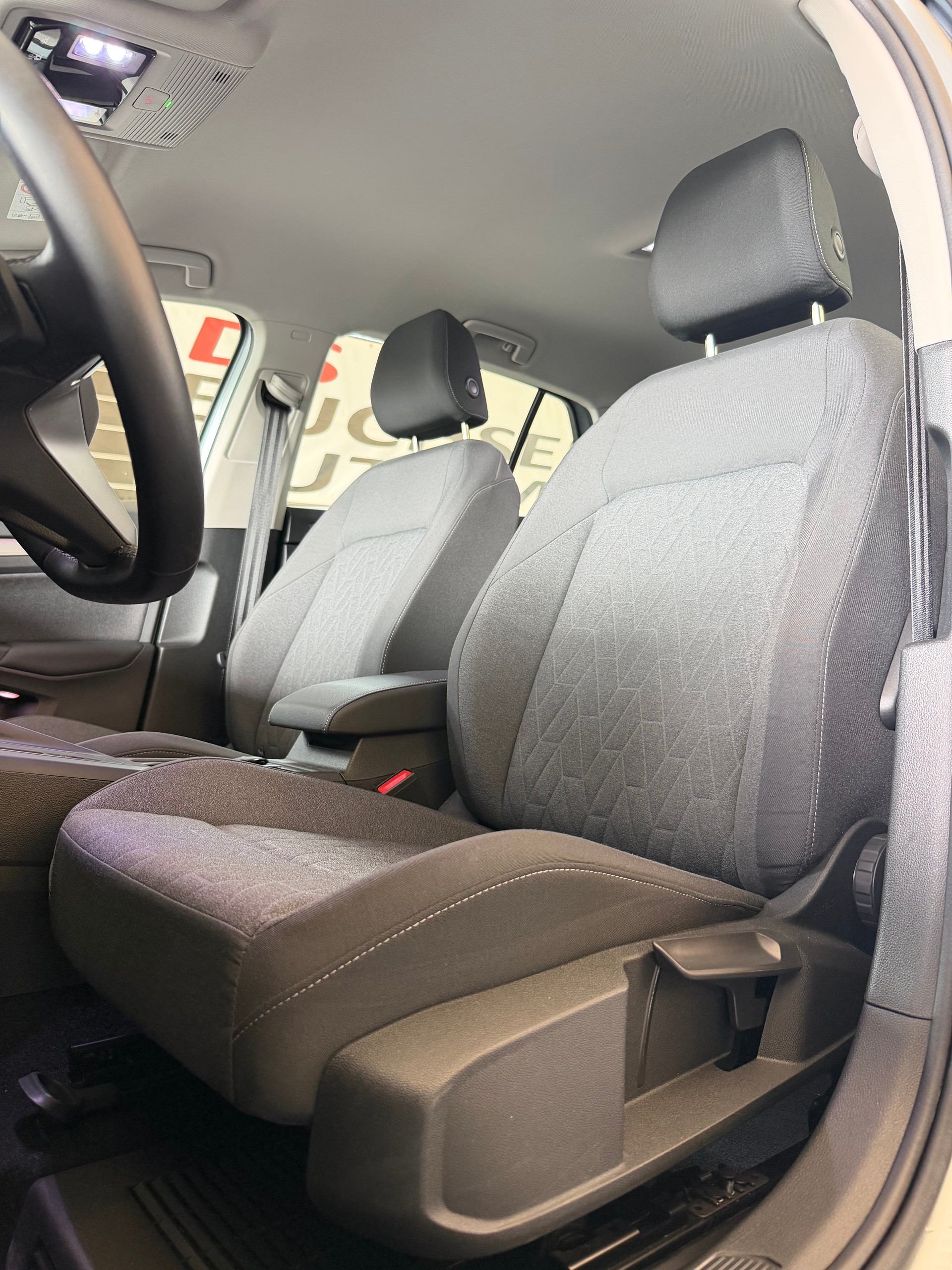 VW Golf VIII 1.5 eTSI Life DSG-image-6