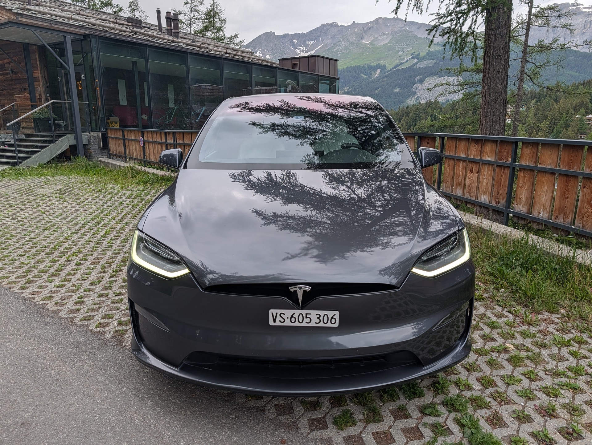 TESLA MODEL X-image-4