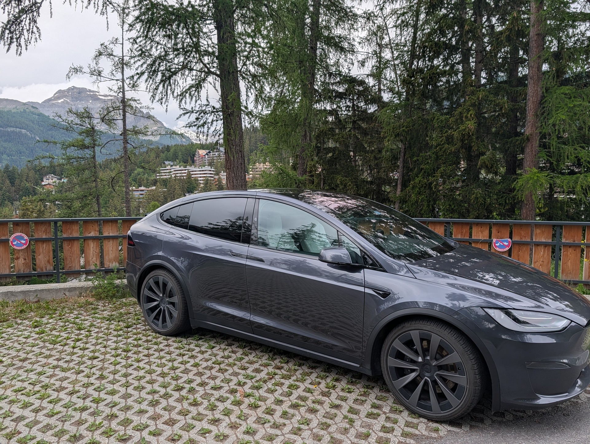 TESLA MODEL X-image-5
