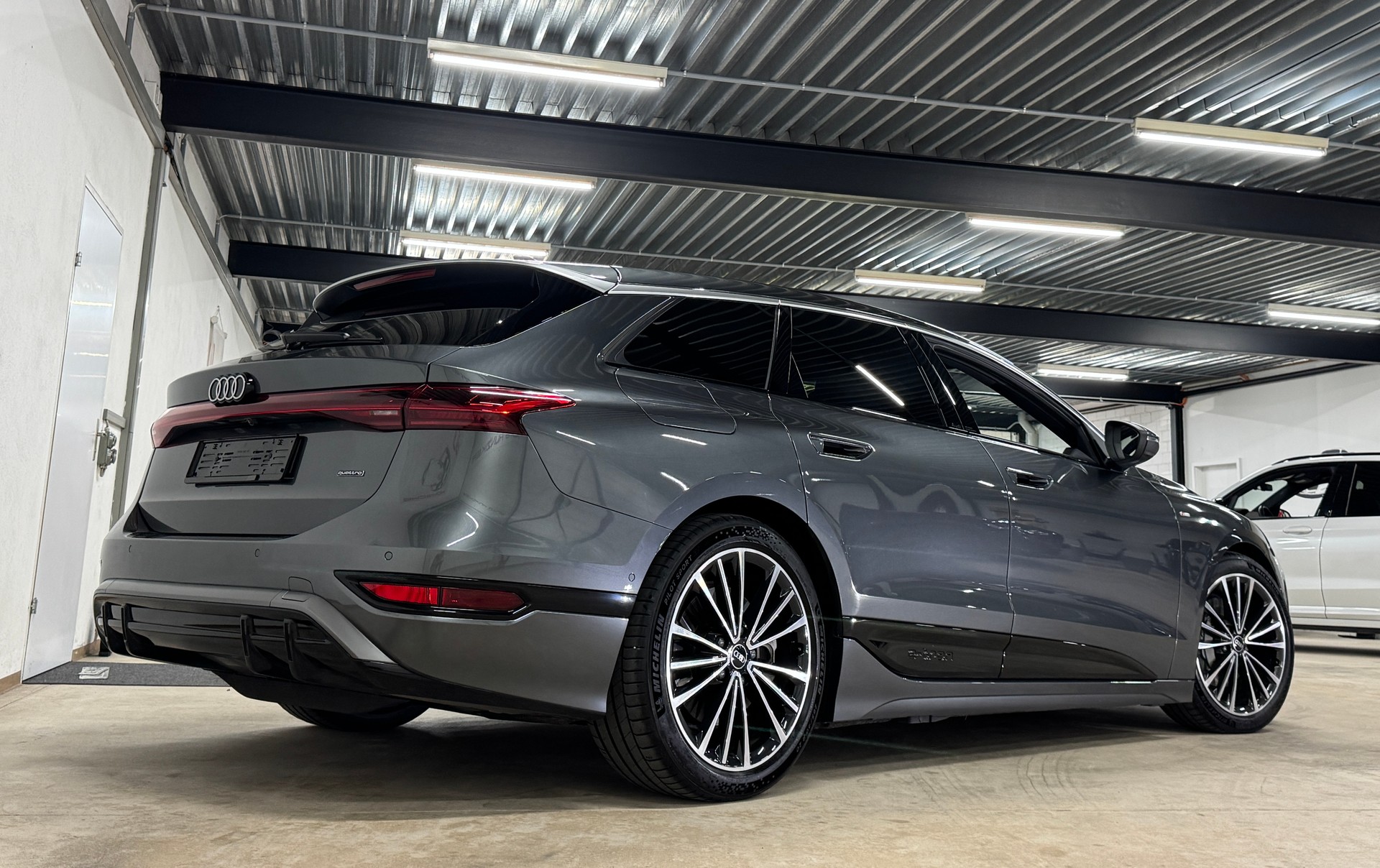 AUDI A6 Avant e-tron S-LINE quattro 428PS // CH-Fahrzeug // Paket Premium experience-image-4