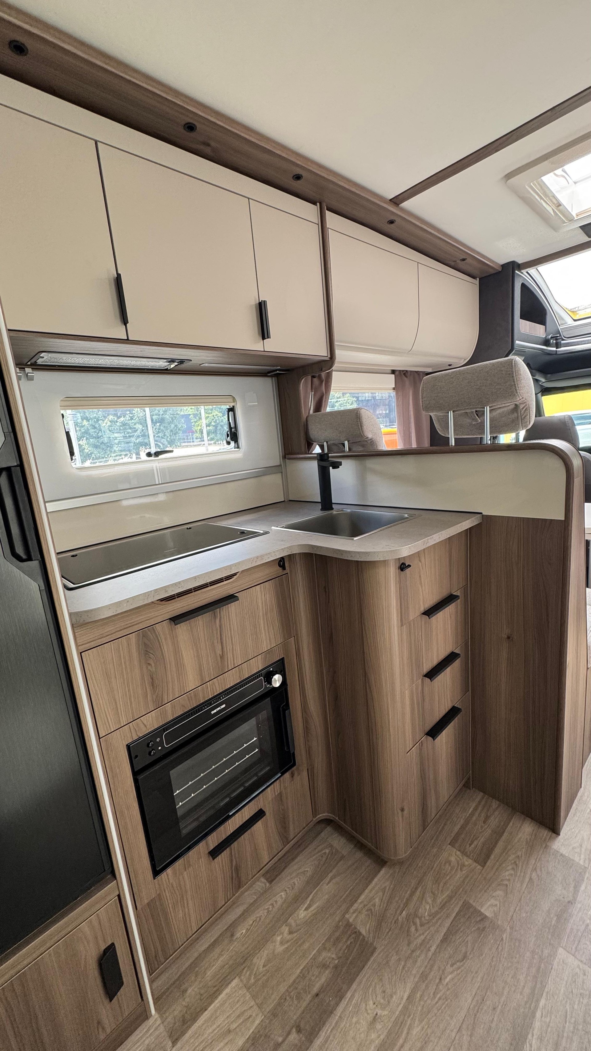 KABE Novum 750 LGB Traq 4x4-image-15